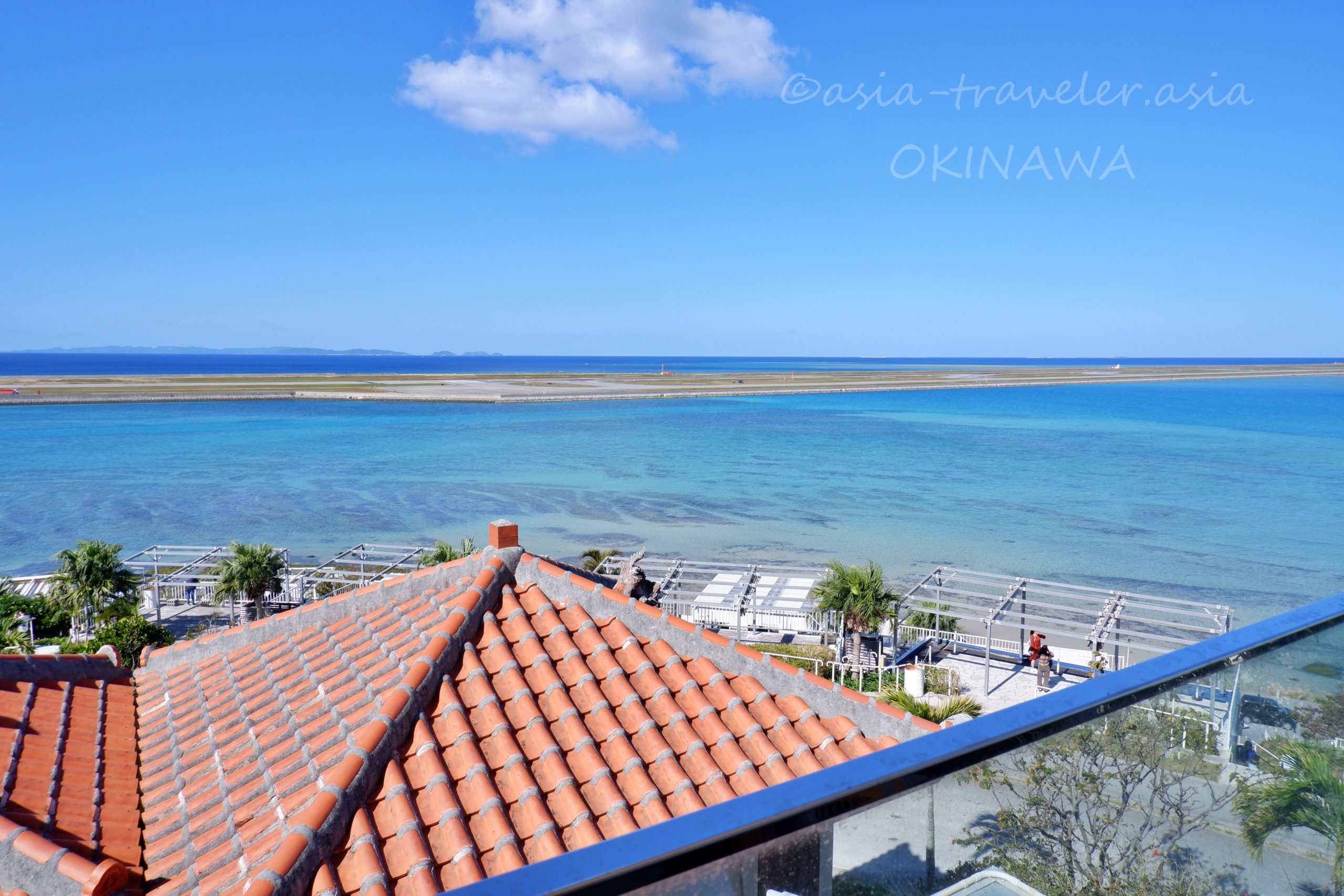 瀬長島ウミカジテラス越しに広がる沖縄の青いサンゴ礁の海