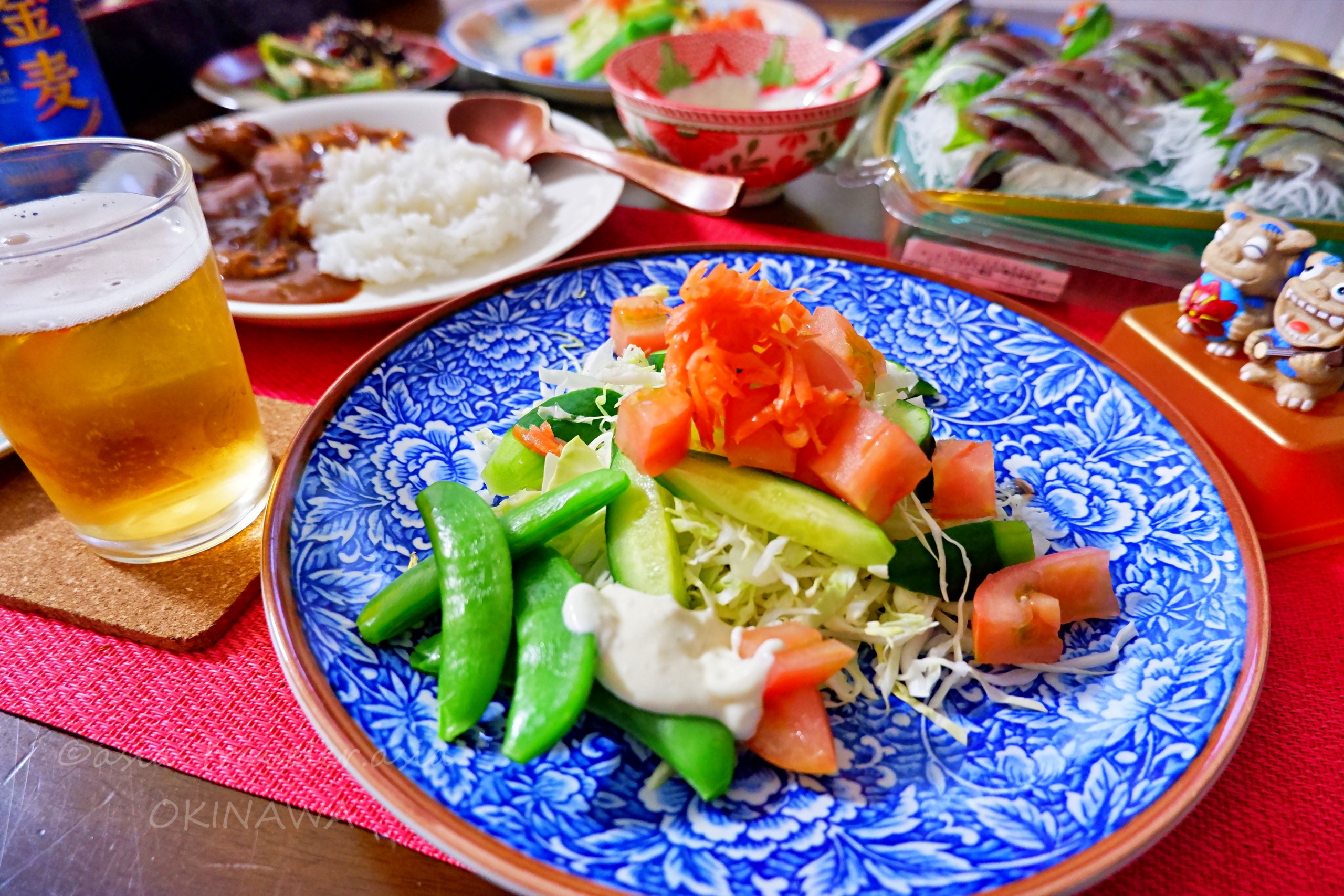 沖縄家庭料理のガチュン刺身とサラダの食卓