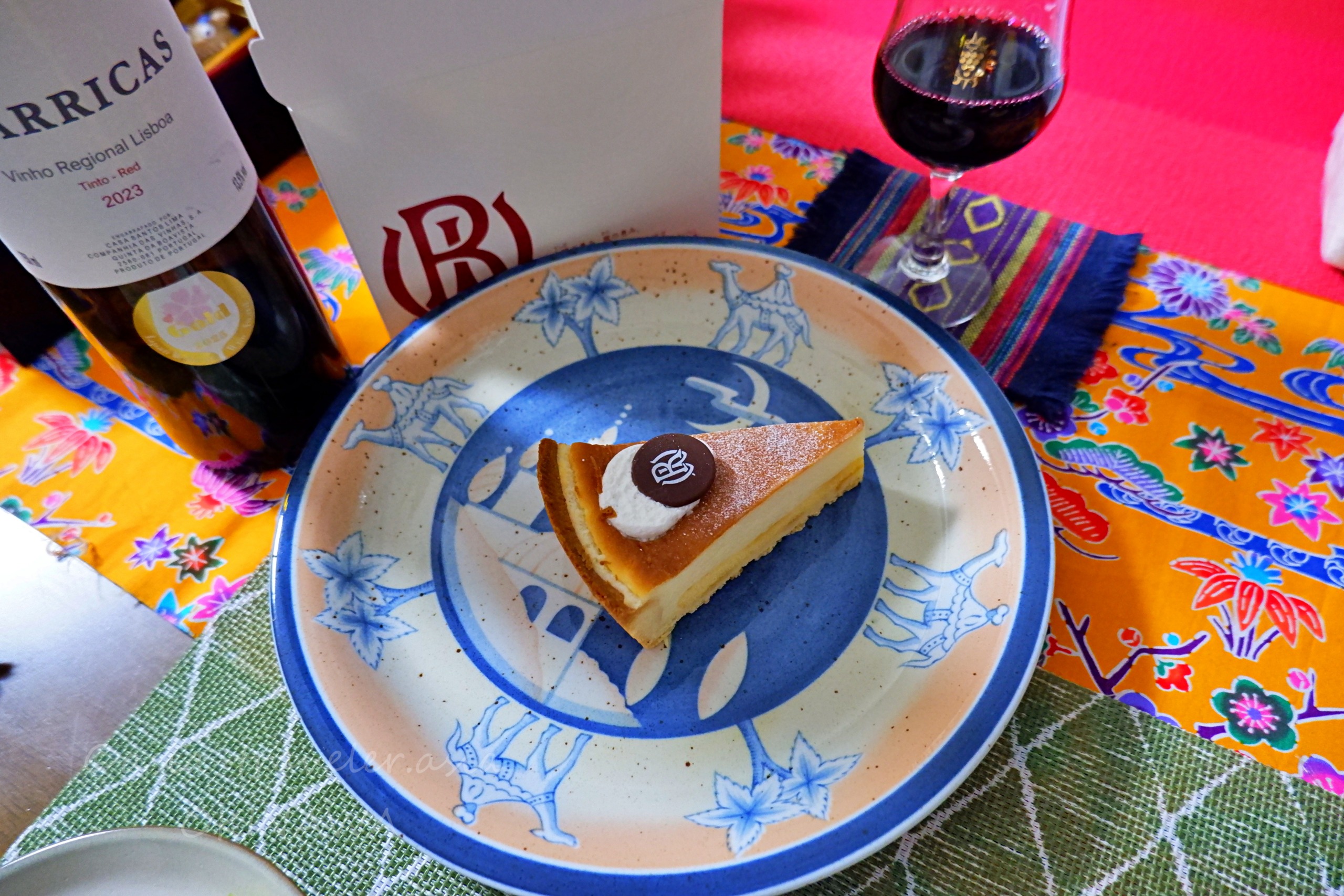 白バラ洋菓子店のチーズケーキと赤ワインの晩酌デザート