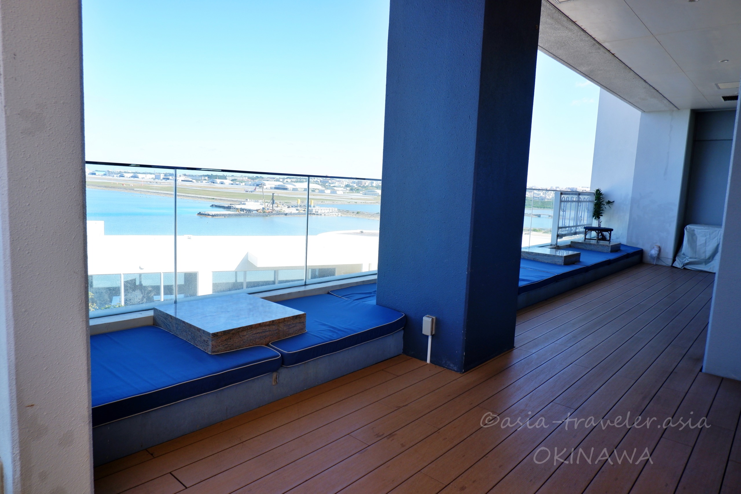 瀬長島ポジリポのテラス席から望む青い海と那覇空港の絶景