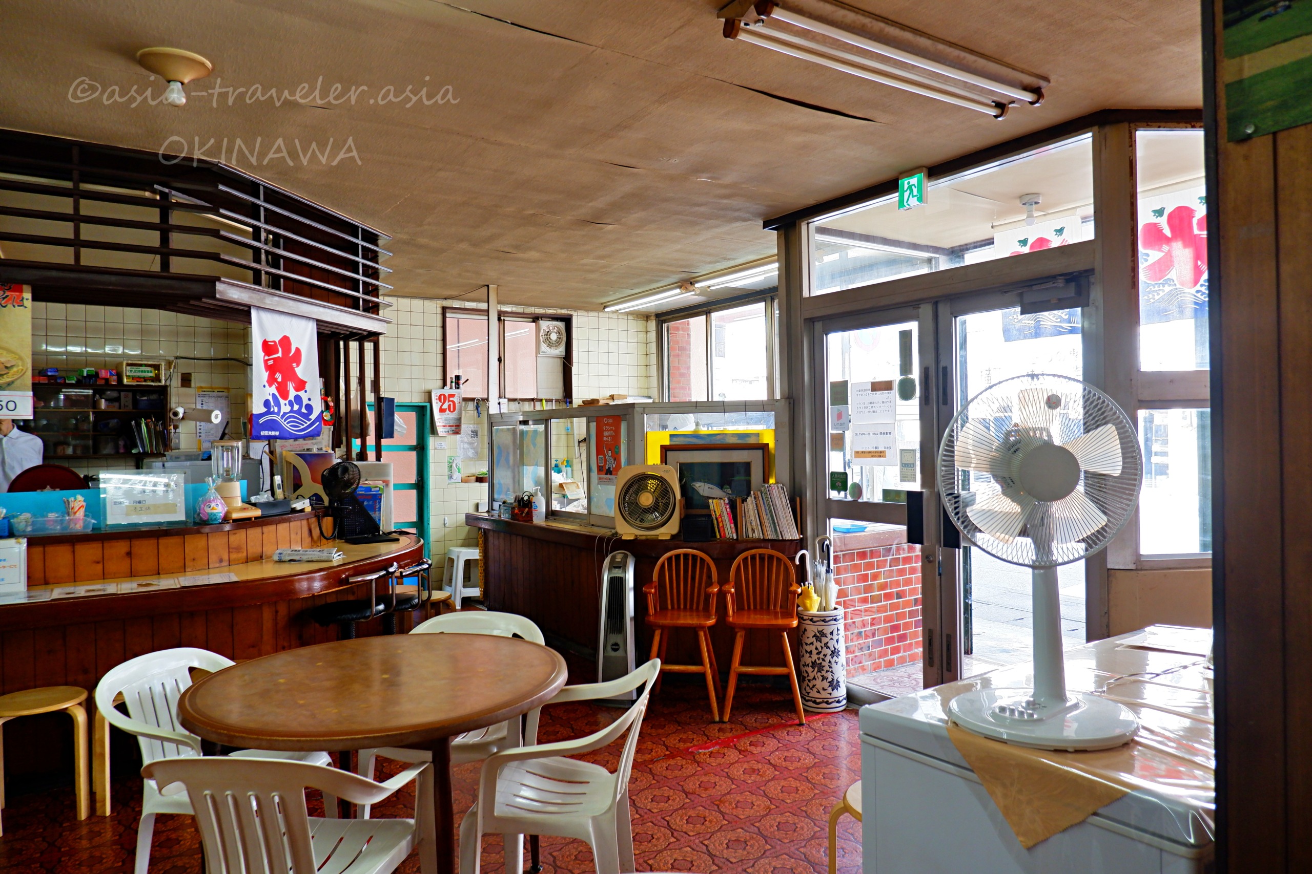 沖縄・千日の昭和レトロな店内に扇風機と丸テーブル