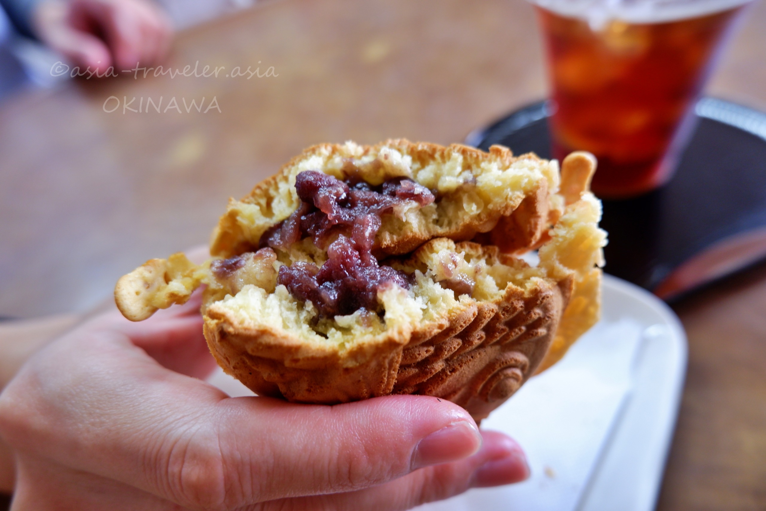 半分に割れた千日のたい焼き・あんこたっぷり断面