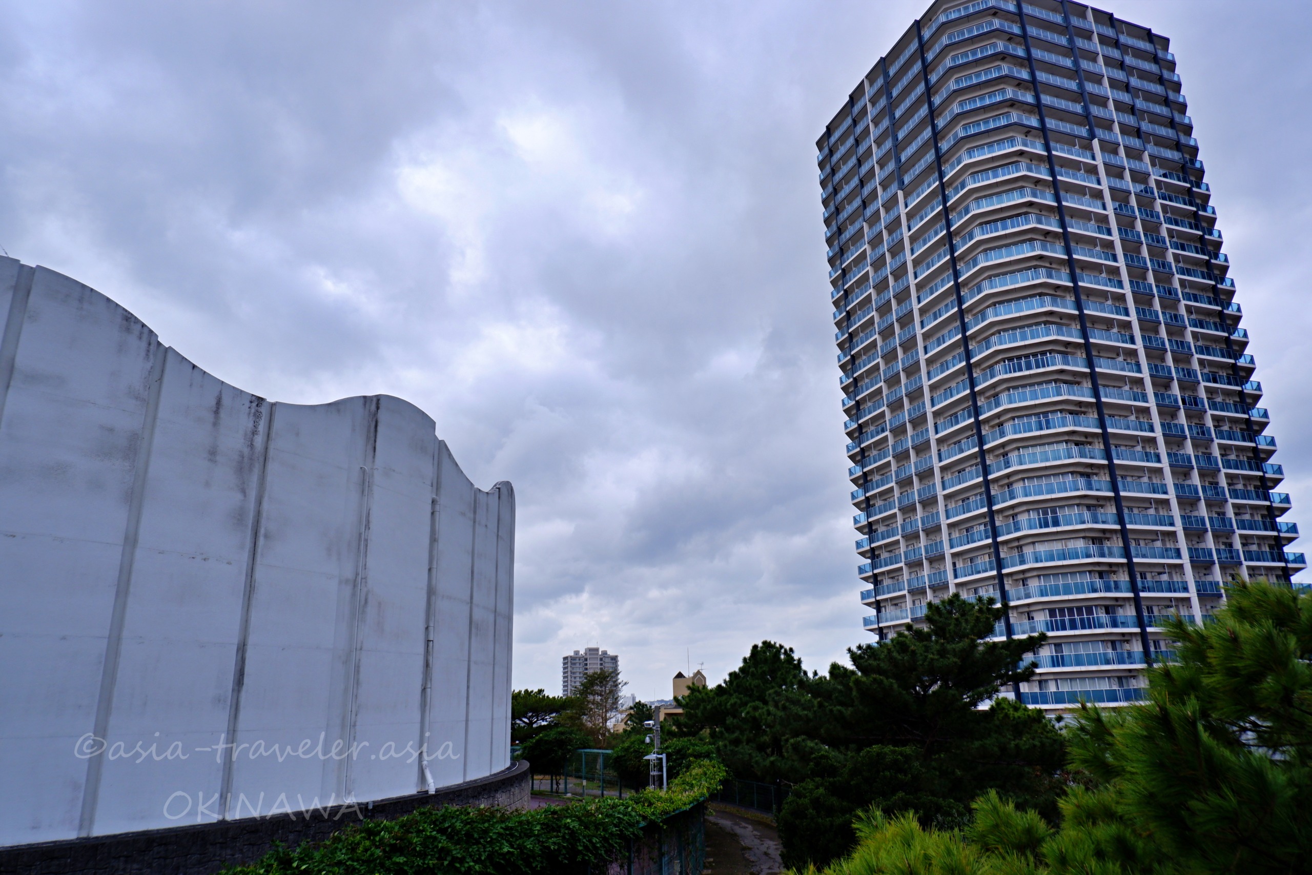 おもろまちの慶良間チージ（シュガーローフヒル）と高層マンション