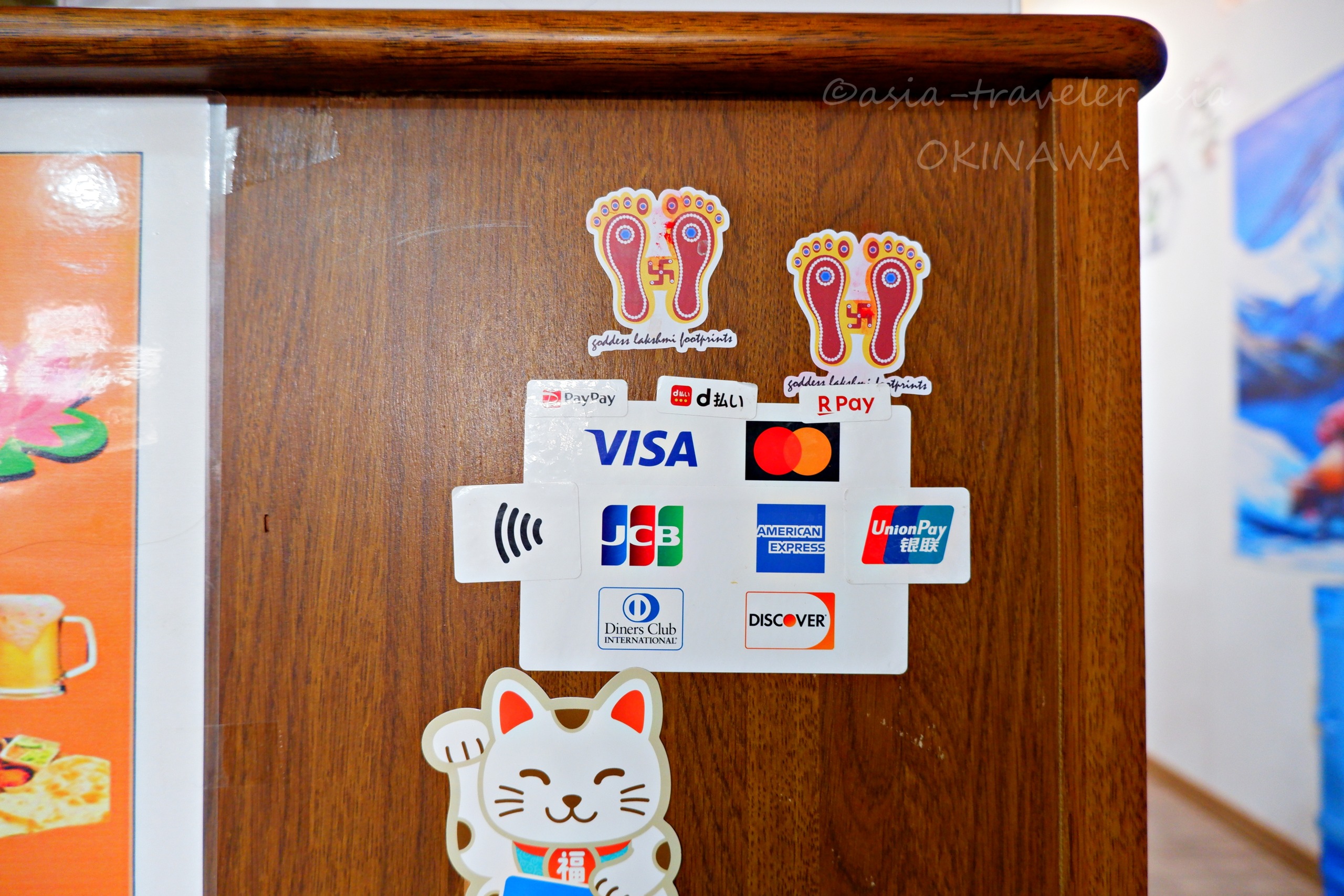 那覇・泊のネパール料理店レジ横に貼られたキャッシュレス決済対応ステッカー