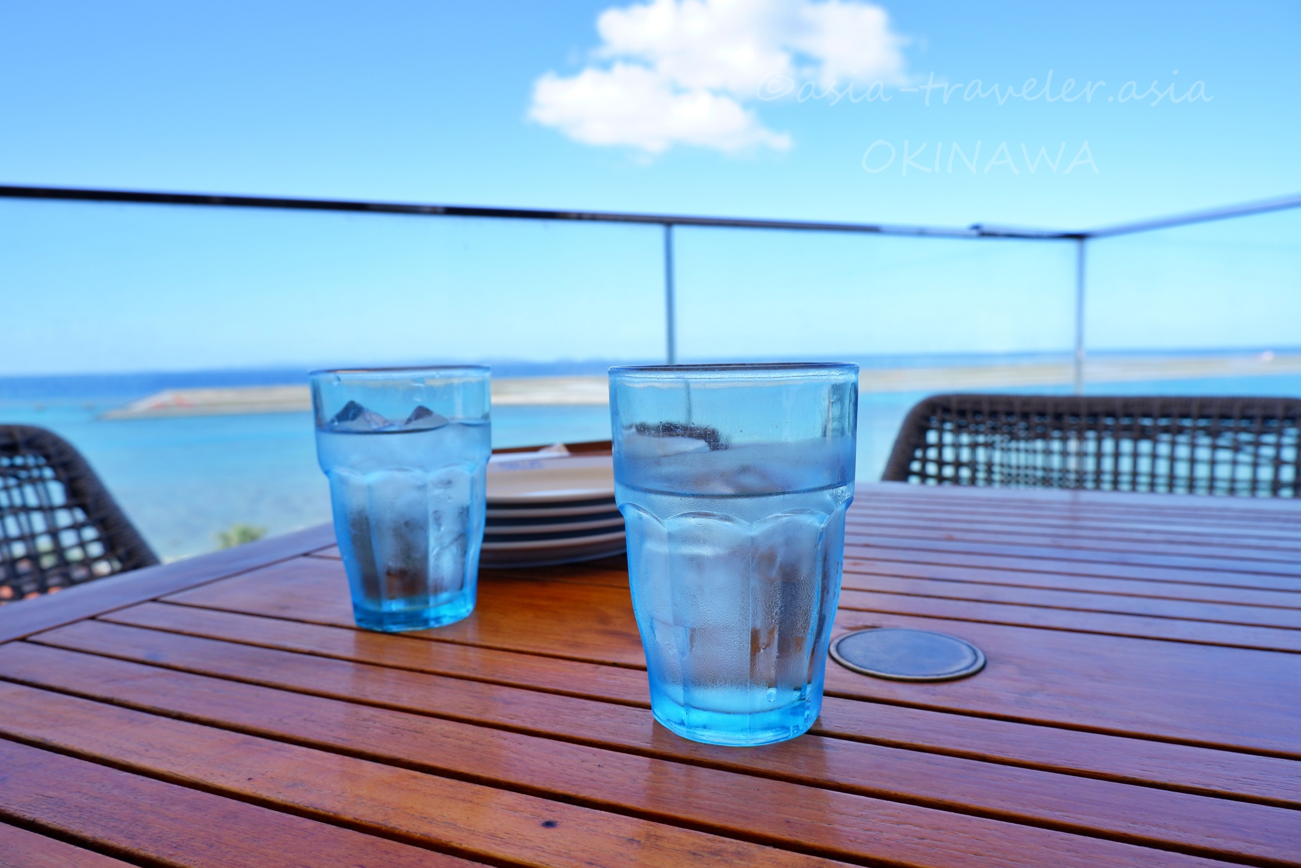 瀬長島ポジリポのテラス席から望む青い海とブルーグラス