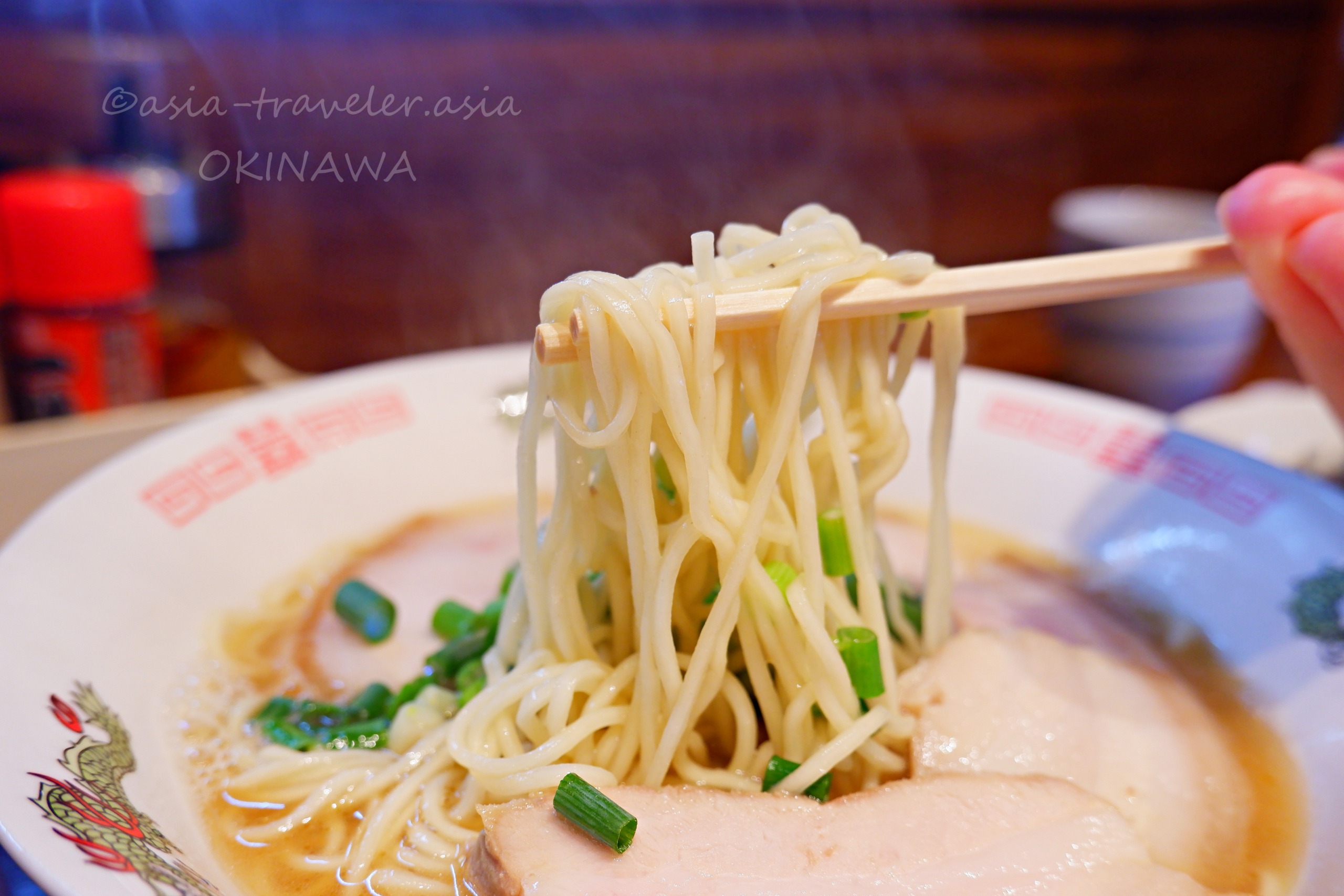 麺屋あんの自家製麺を箸で持ち上げるラーメンのアップ