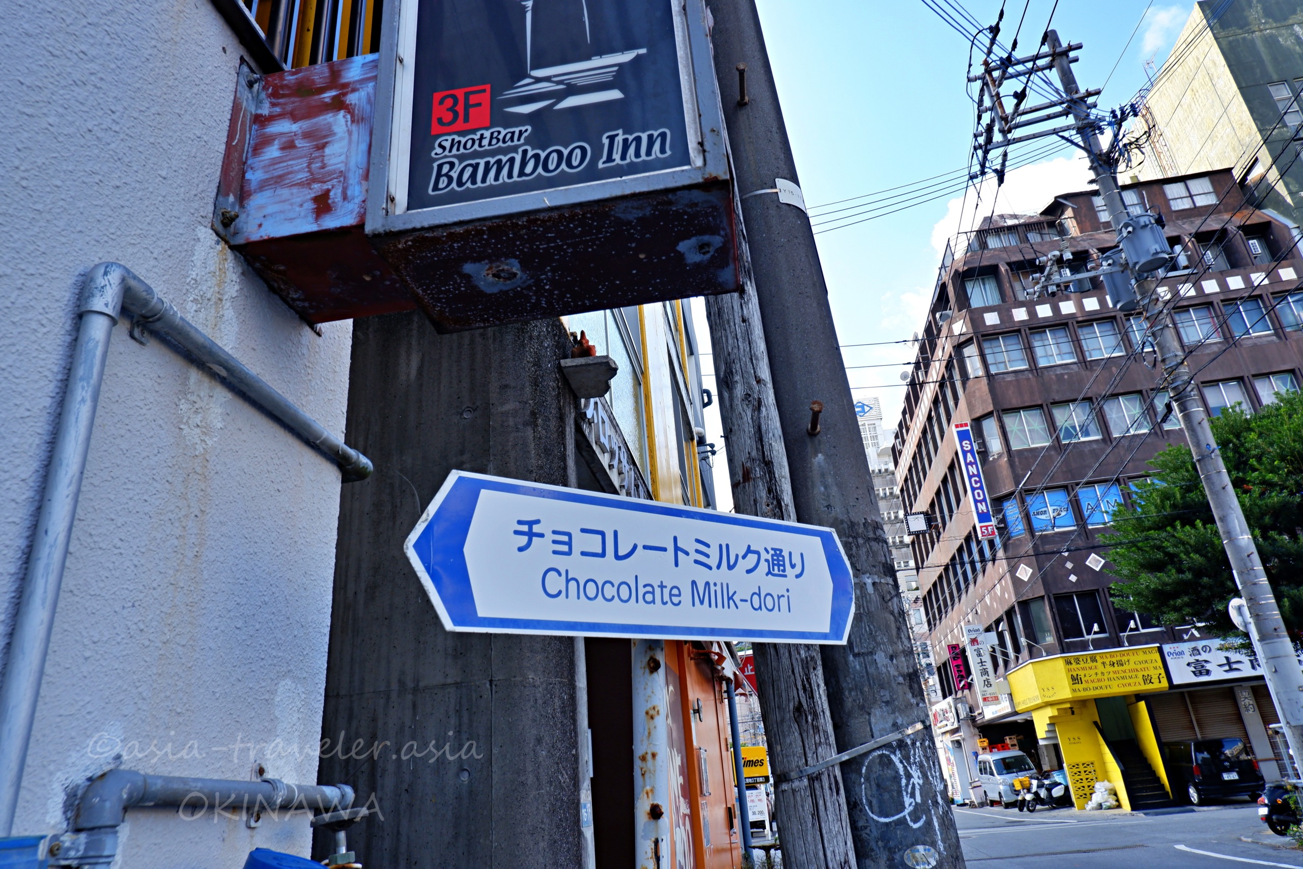 那覇・久茂地のチョコレートミルク通り標識
