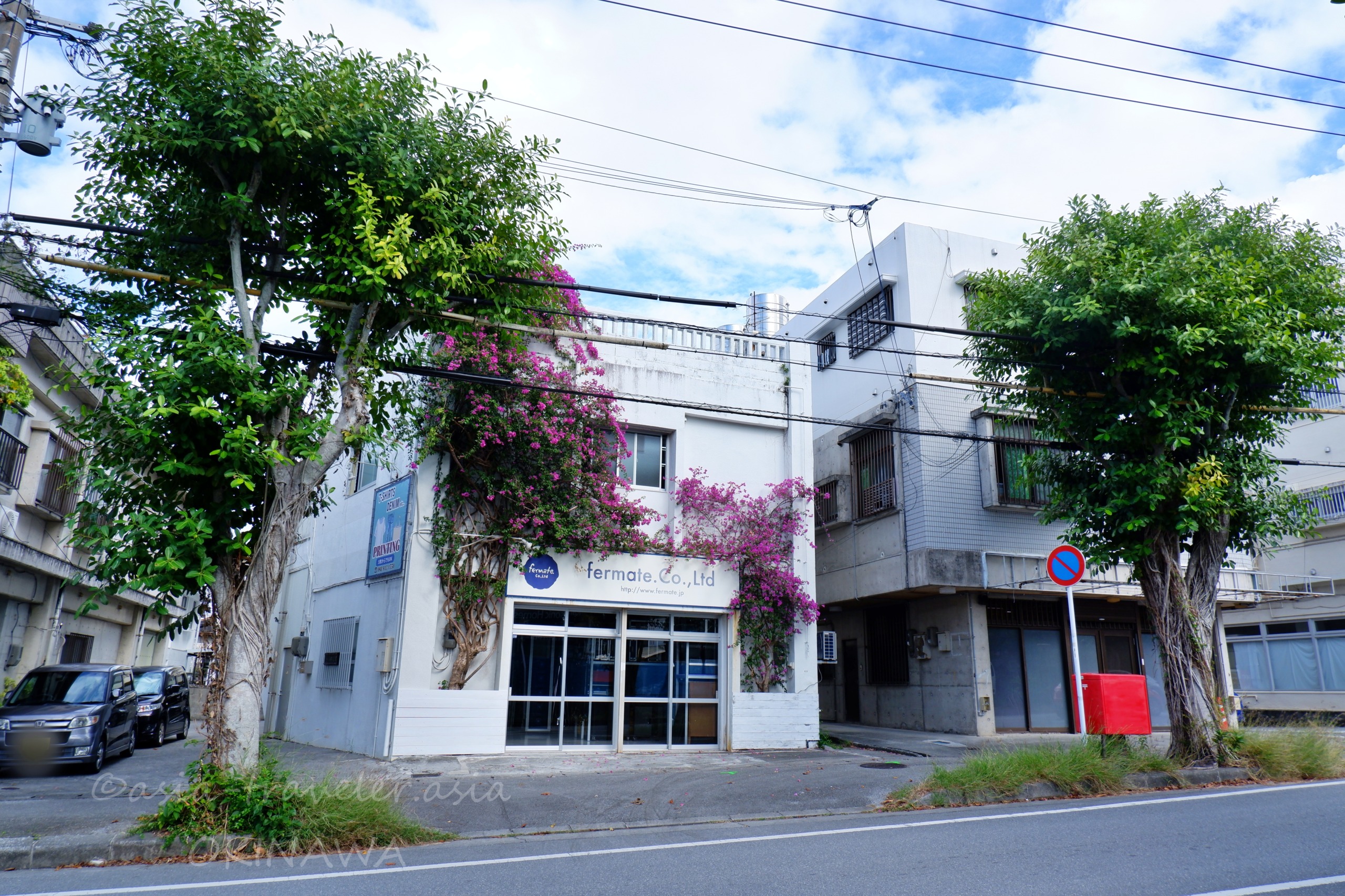 ブーゲンビリアが咲く沖縄の食堂外観