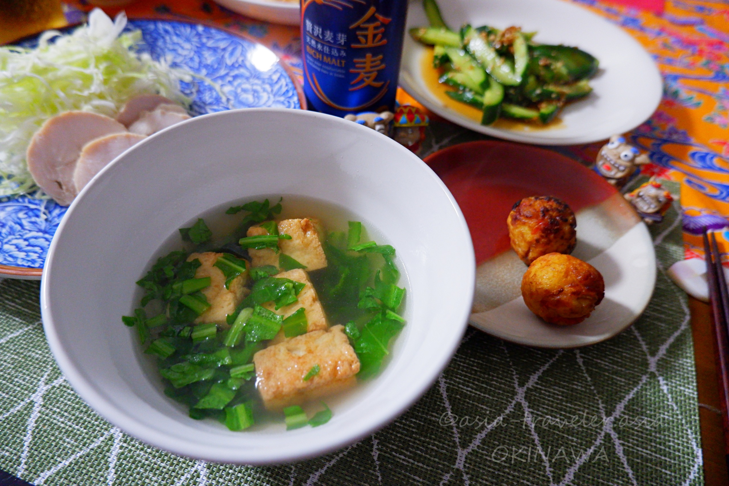 揚げ豆腐と春菊のおすましが並ぶ沖縄の家庭料理