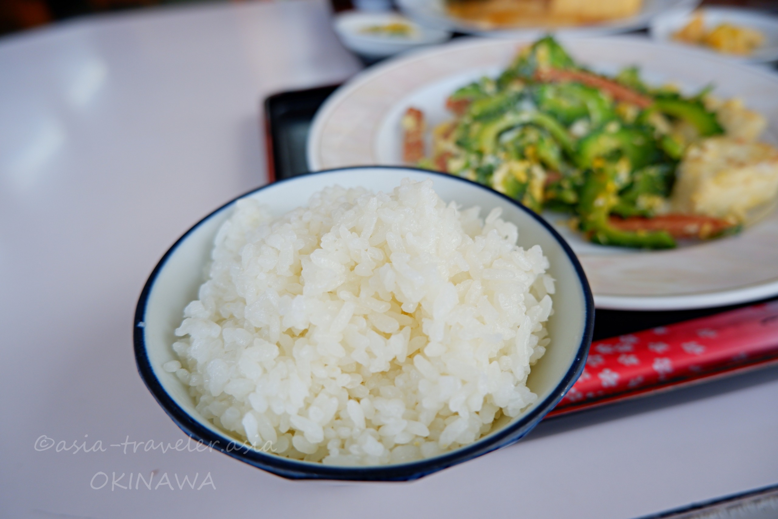 かおりそばのゴーヤーちゃんぷる定食・柔らかめの白飯