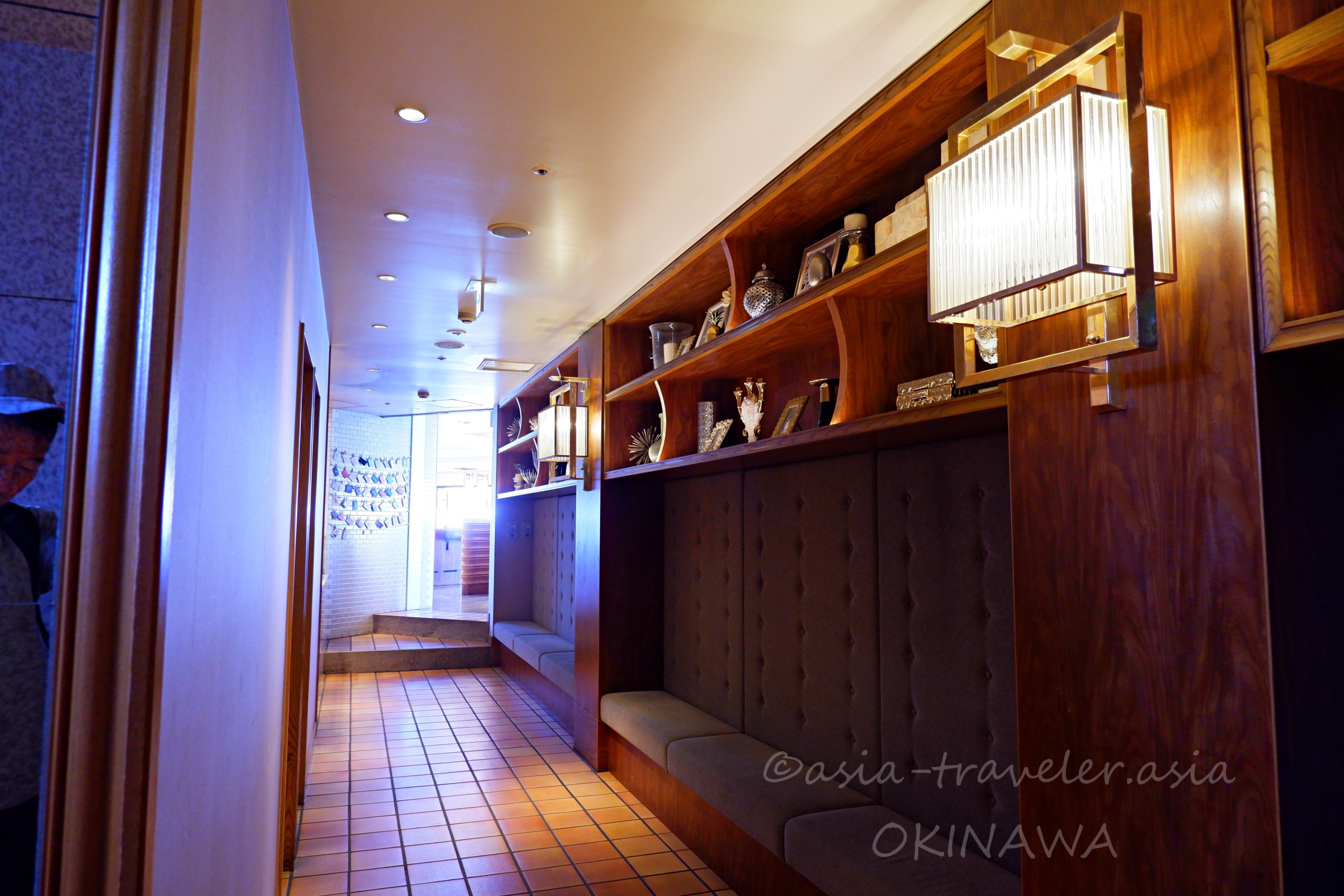 ポジリポ店内エントランス廊下の木製棚と照明