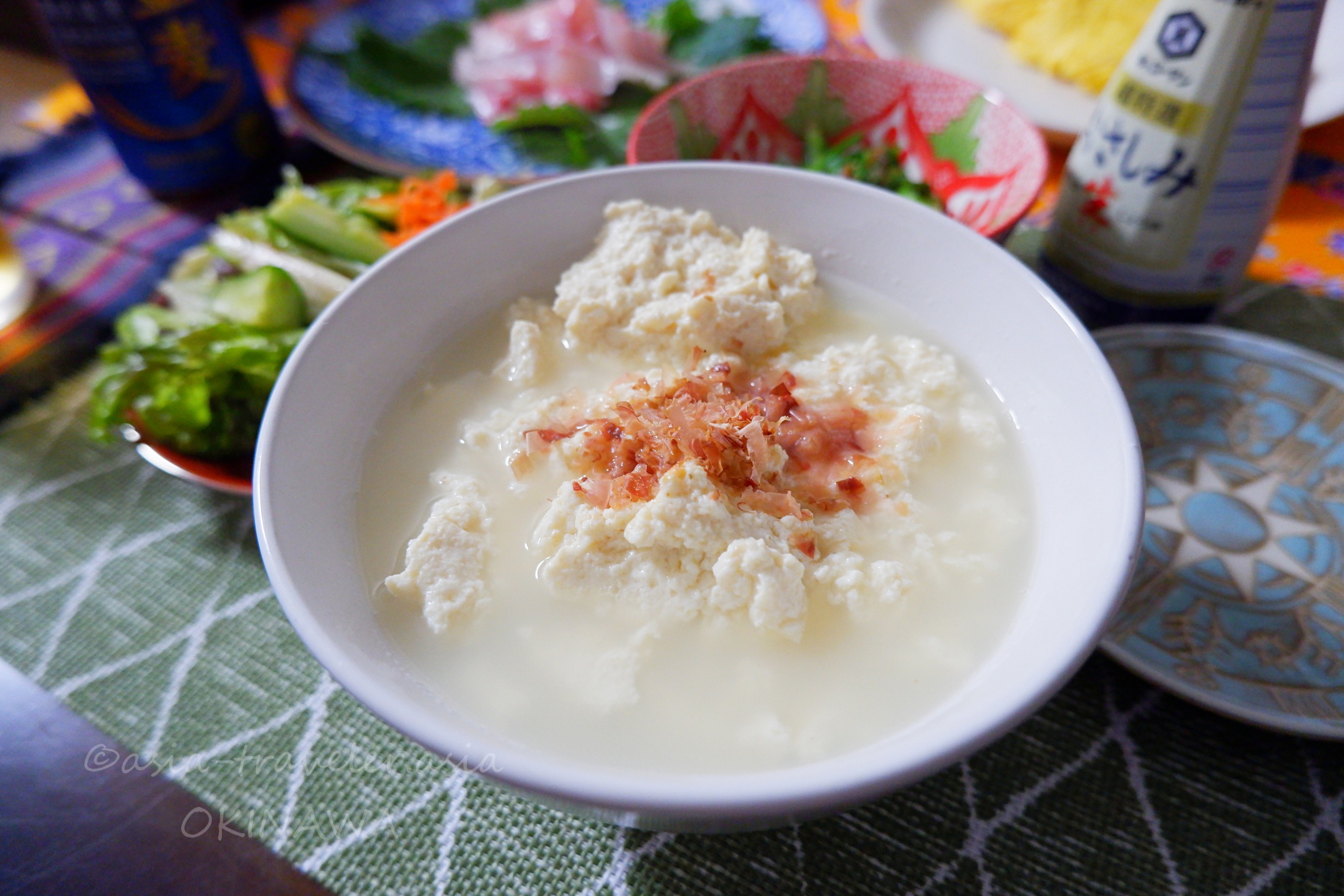 岸食品のゆし豆腐が白い椀に盛られた一品