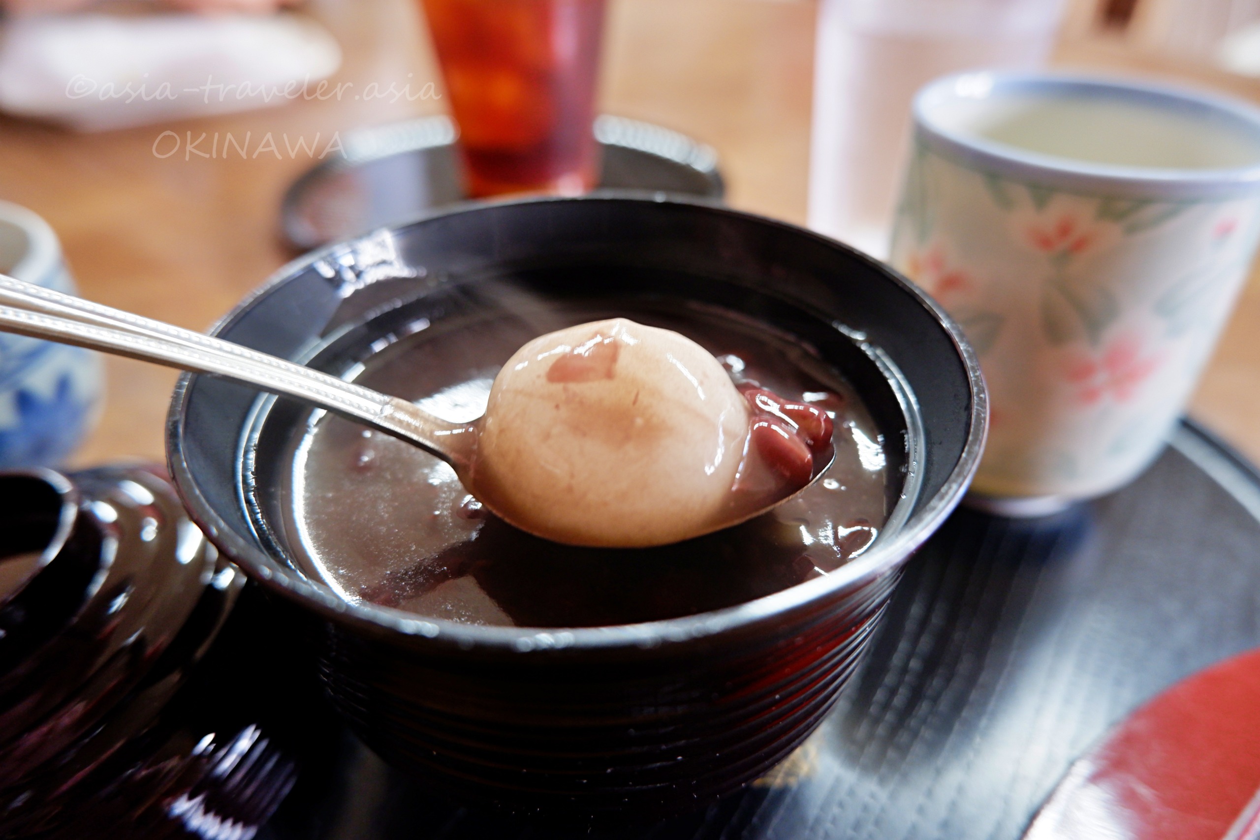 那覇・千日の黒椀に盛られた白玉入りホットぜんざい