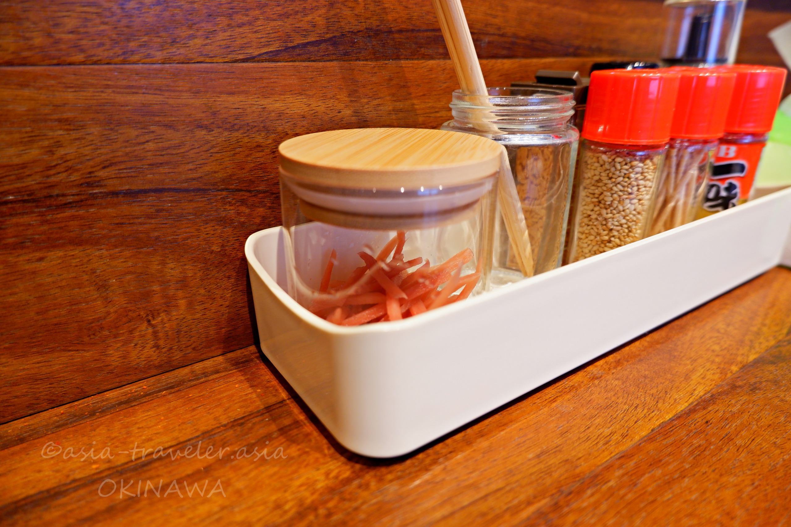 麺屋あんのテーブル上に並ぶコーレーグースや自家製紅ショウガなどの味変調味料