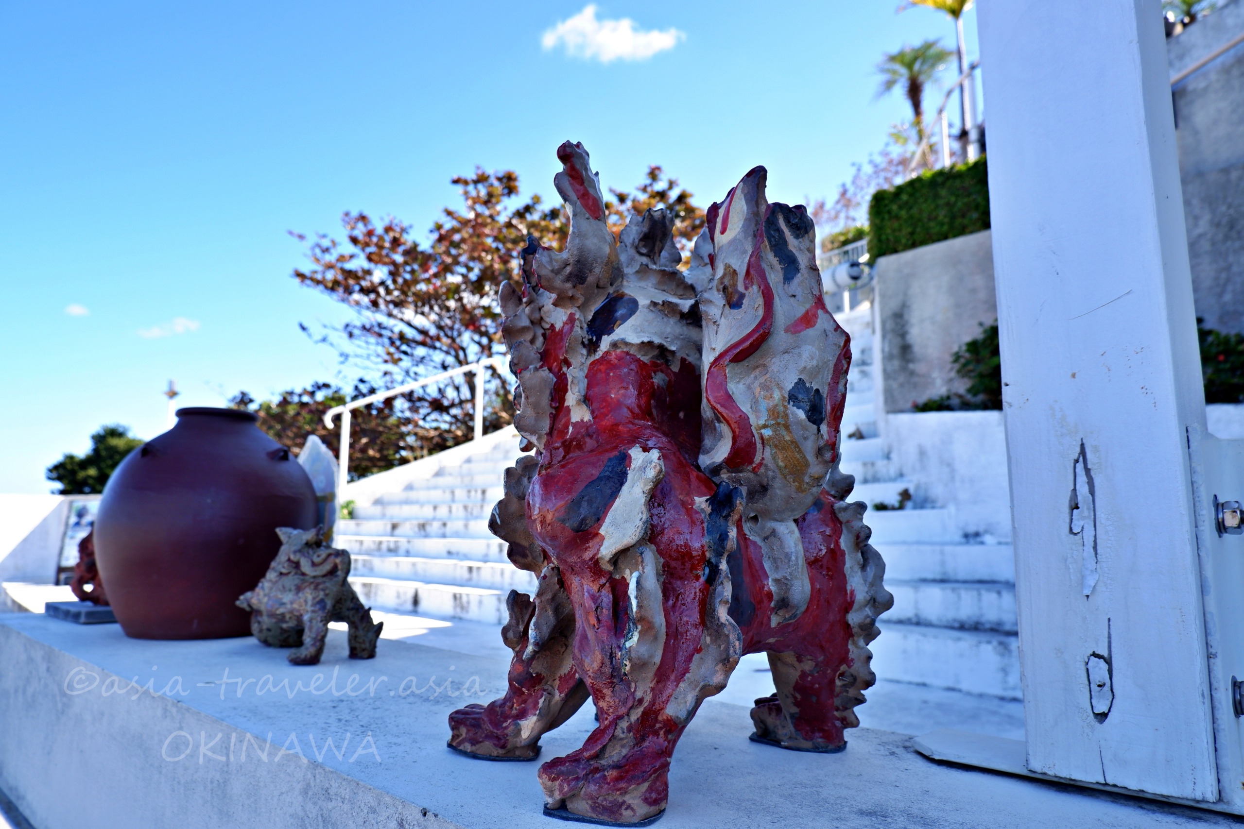 ウミカジテラス入口に置かれた色褪せたシーサー像