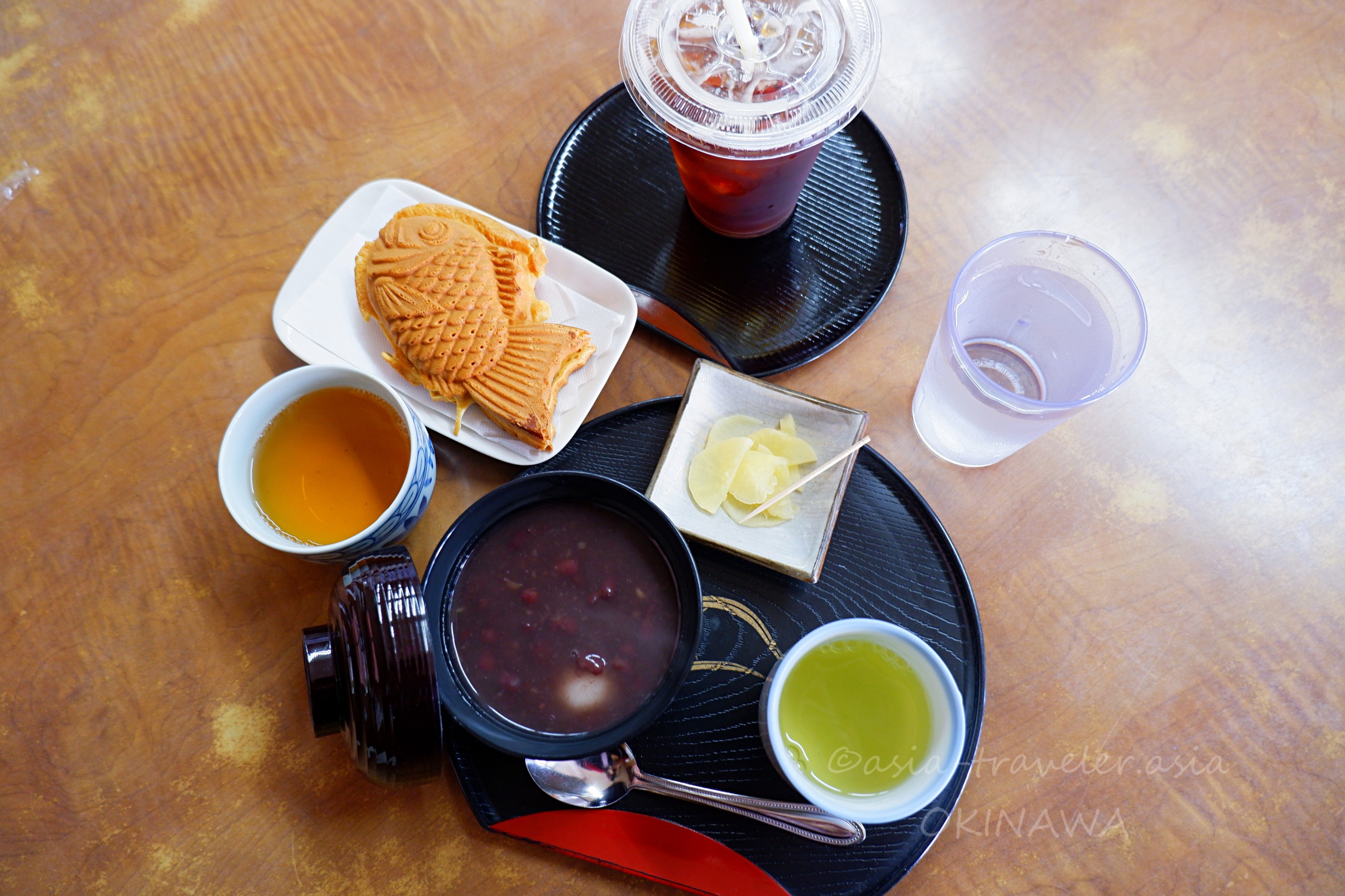 千日のホットぜんざいとたい焼きが並ぶトレイ