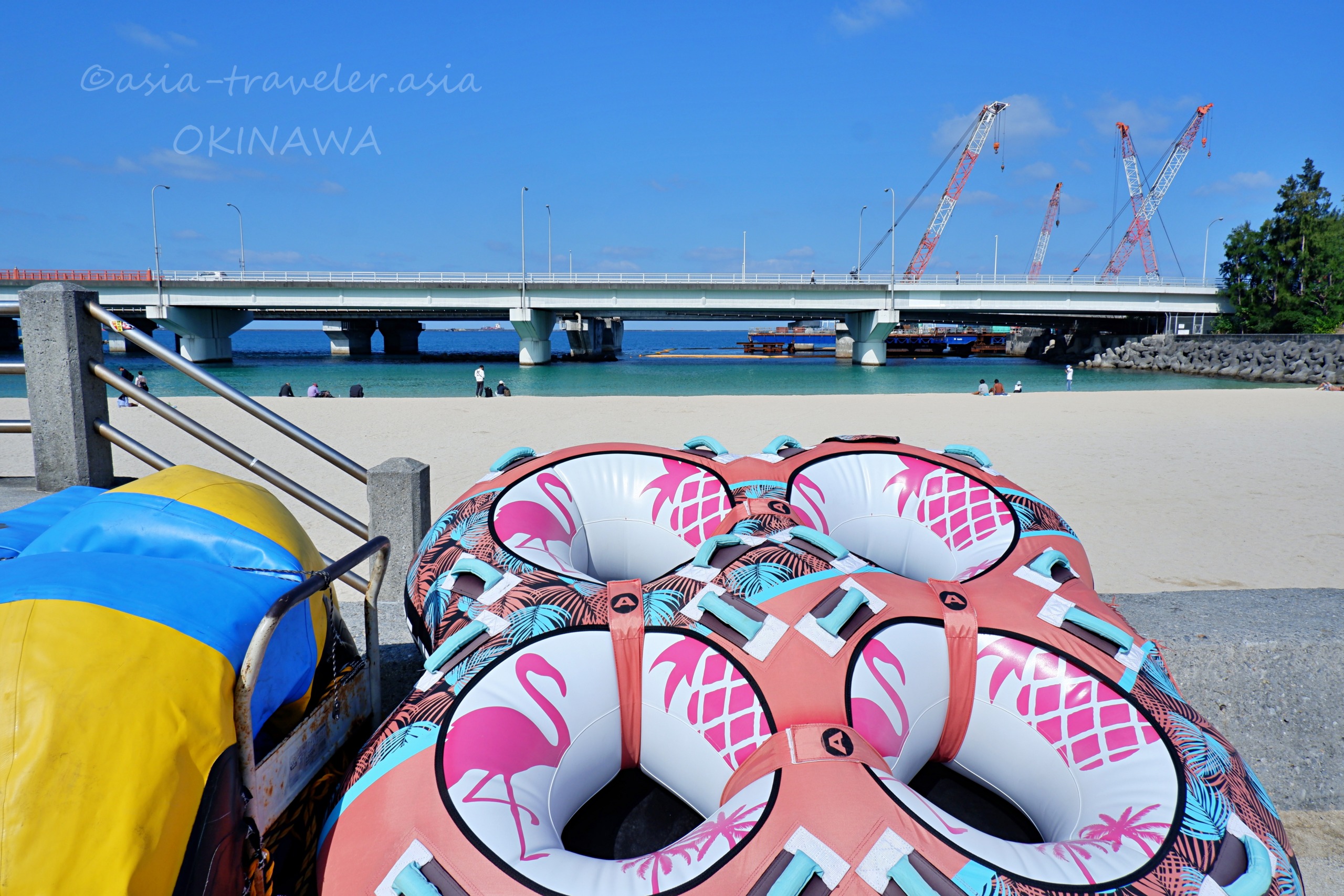 波の上ビーチのフラミンゴ柄浮き輪と橋の風景