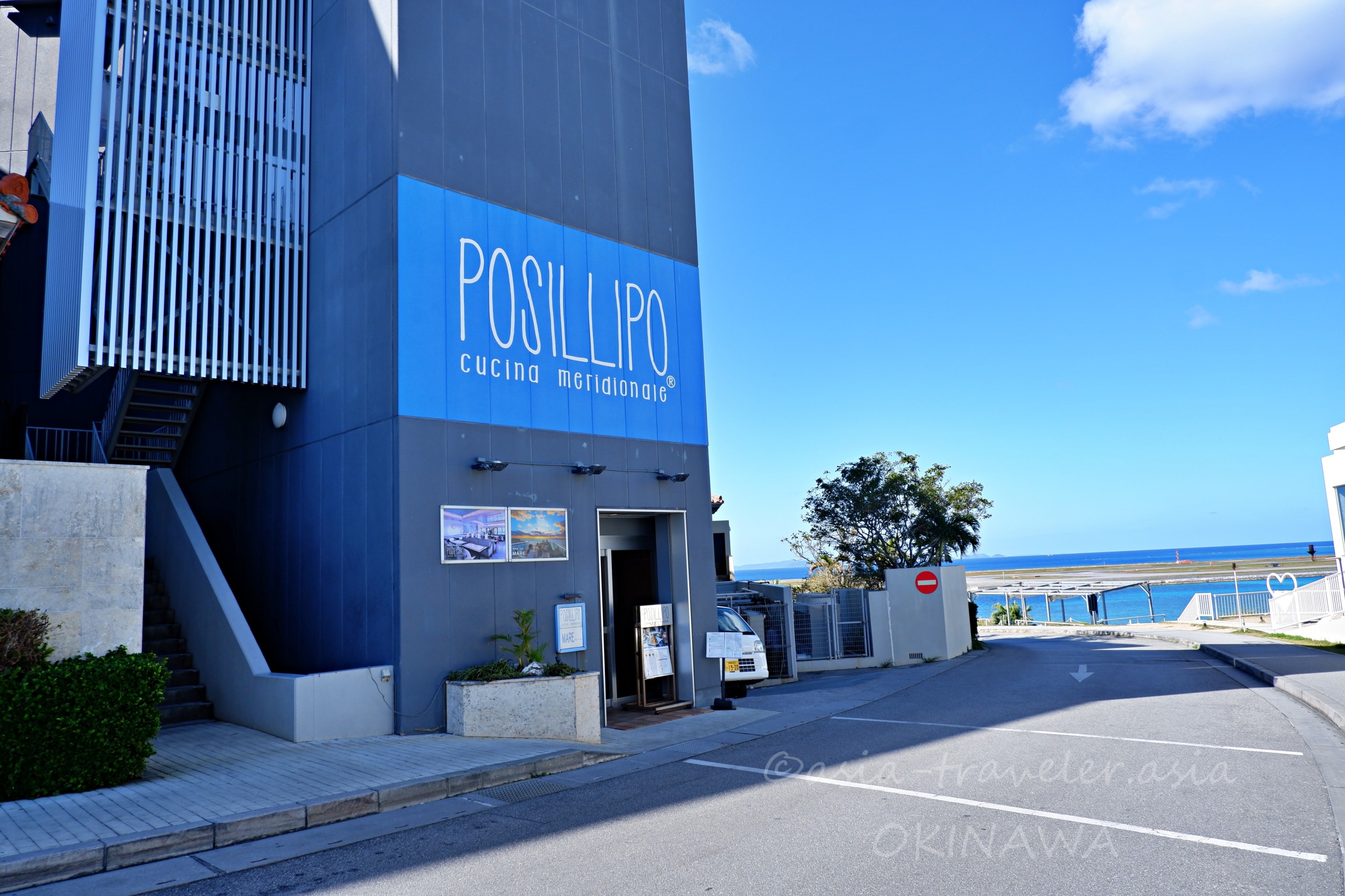 沖縄・瀬長島のイタリアンレストランPOSILLIPOの外観と青い海