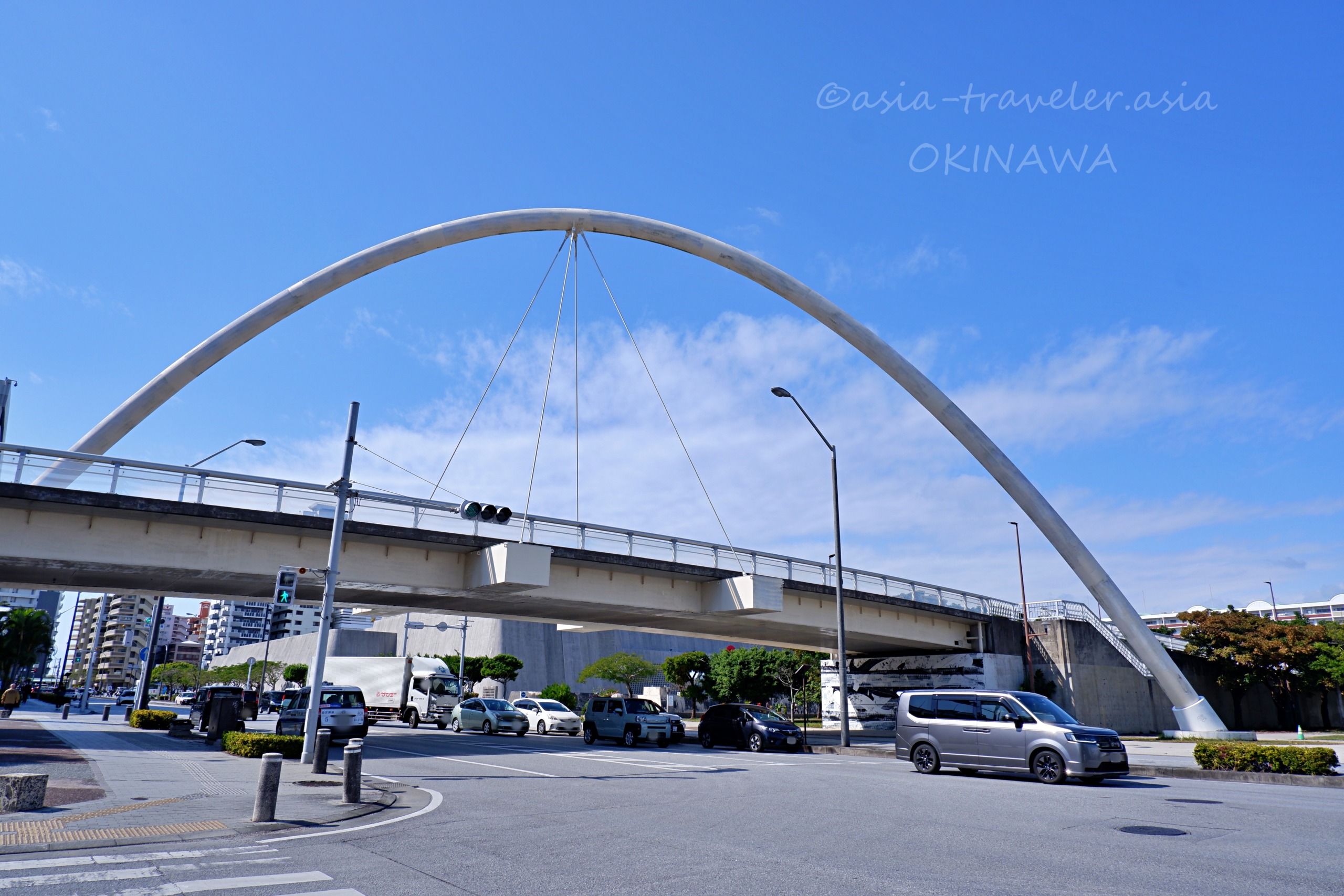 那覇市内の大きなアーチ橋と青空