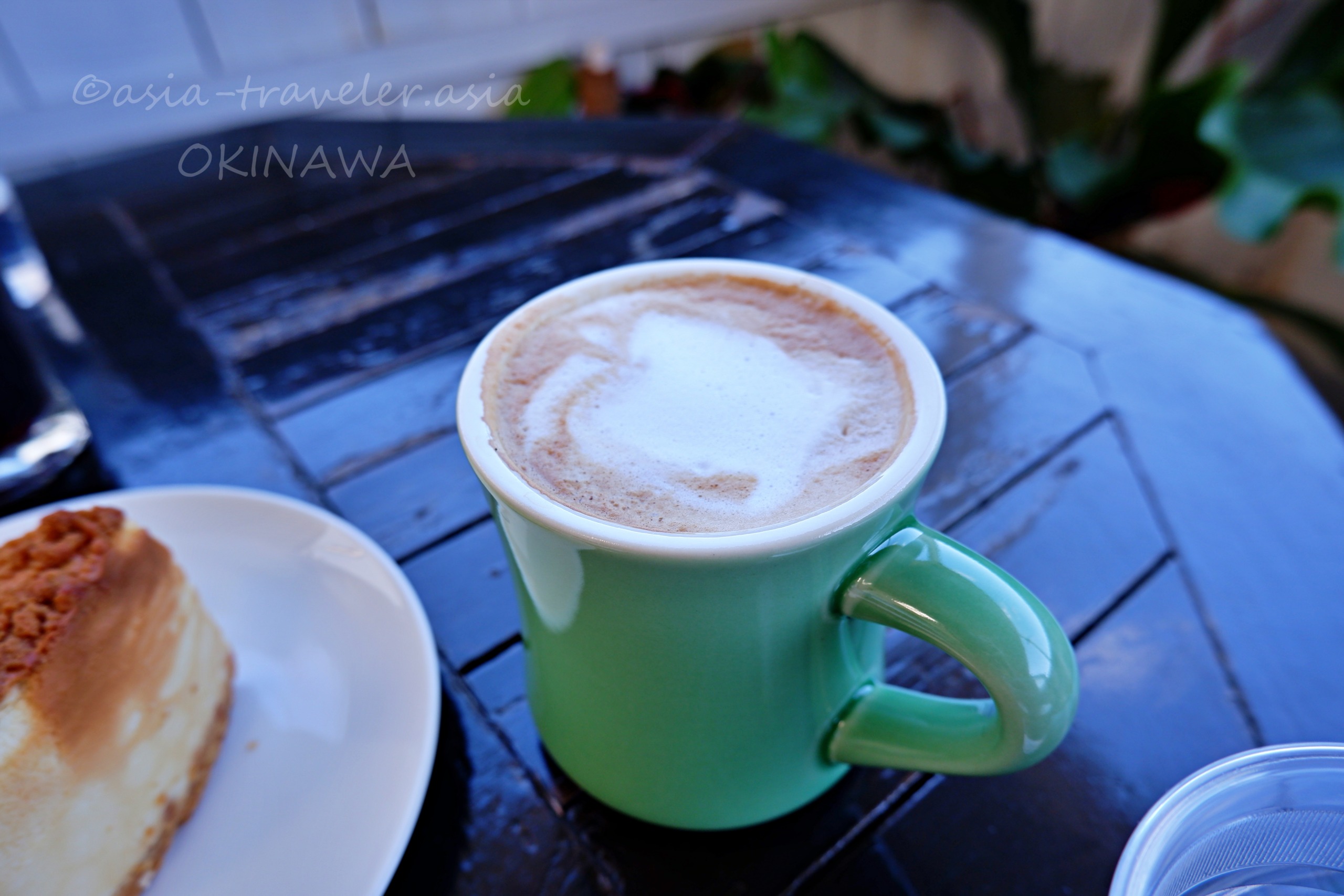沖縄・瀬長珈琲のカフェラテと濃厚チーズケーキ