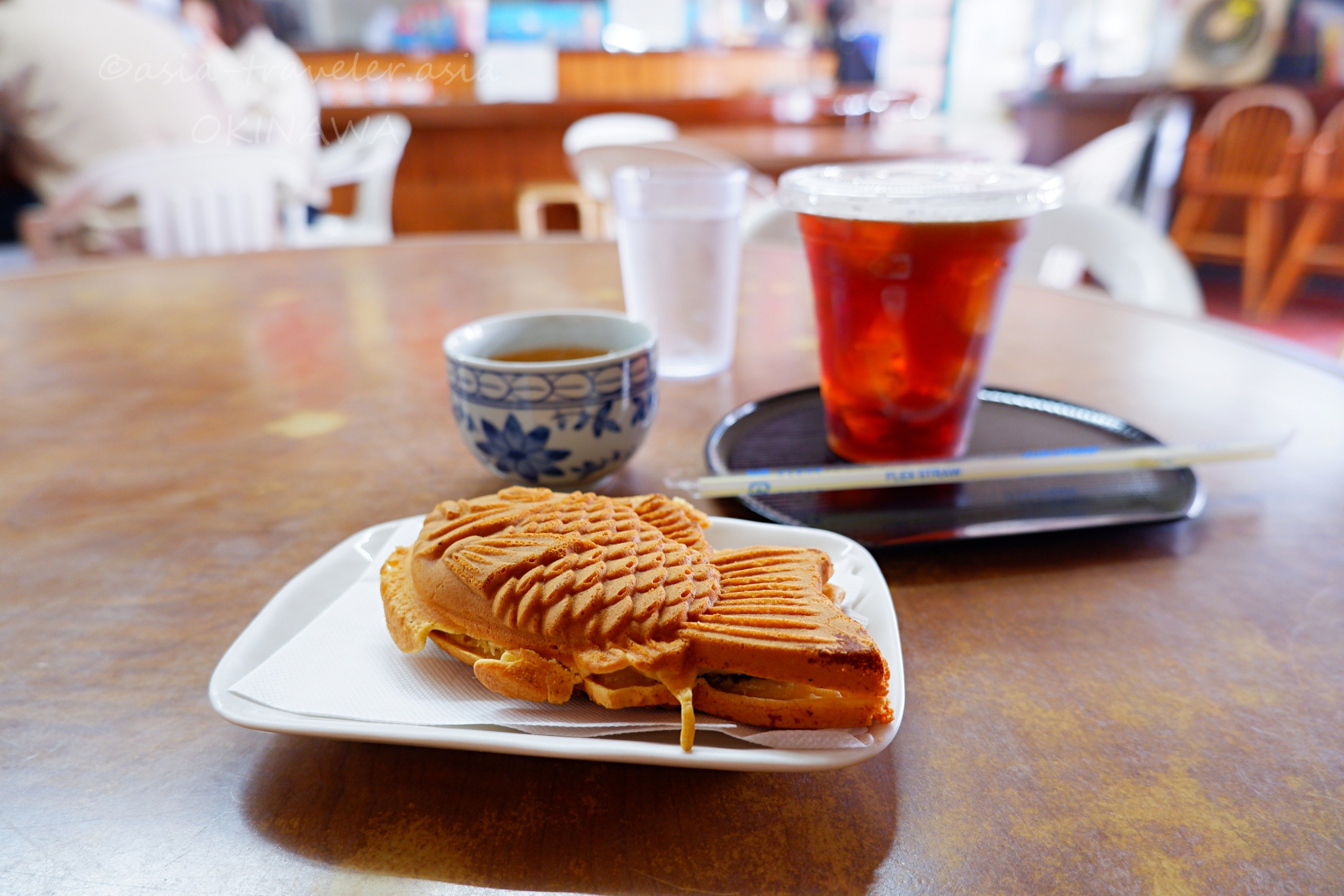 那覇・千日のたい焼きとアイスティーがテーブルに並ぶ