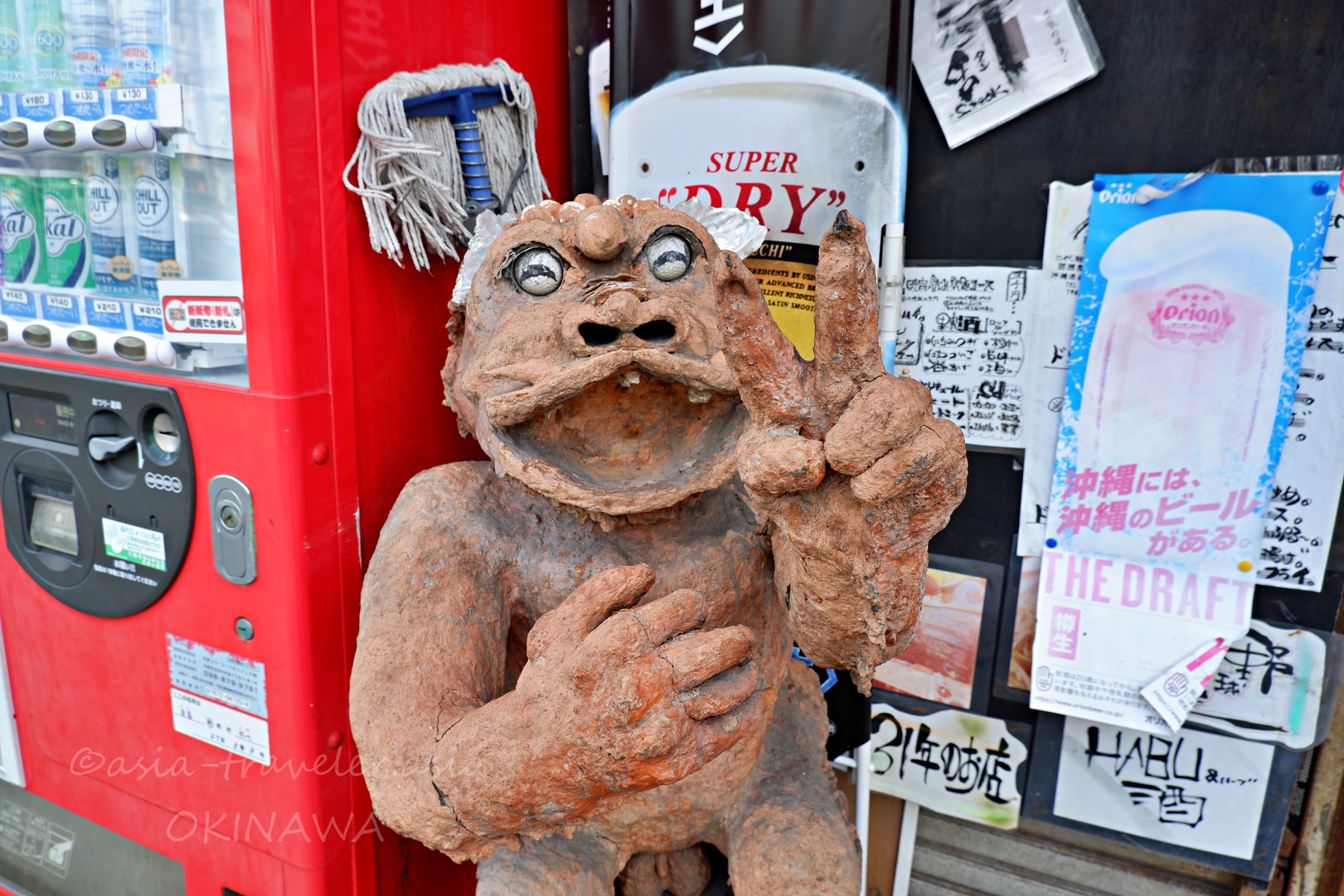 那覇の路地に置かれた個性的なシーサー像