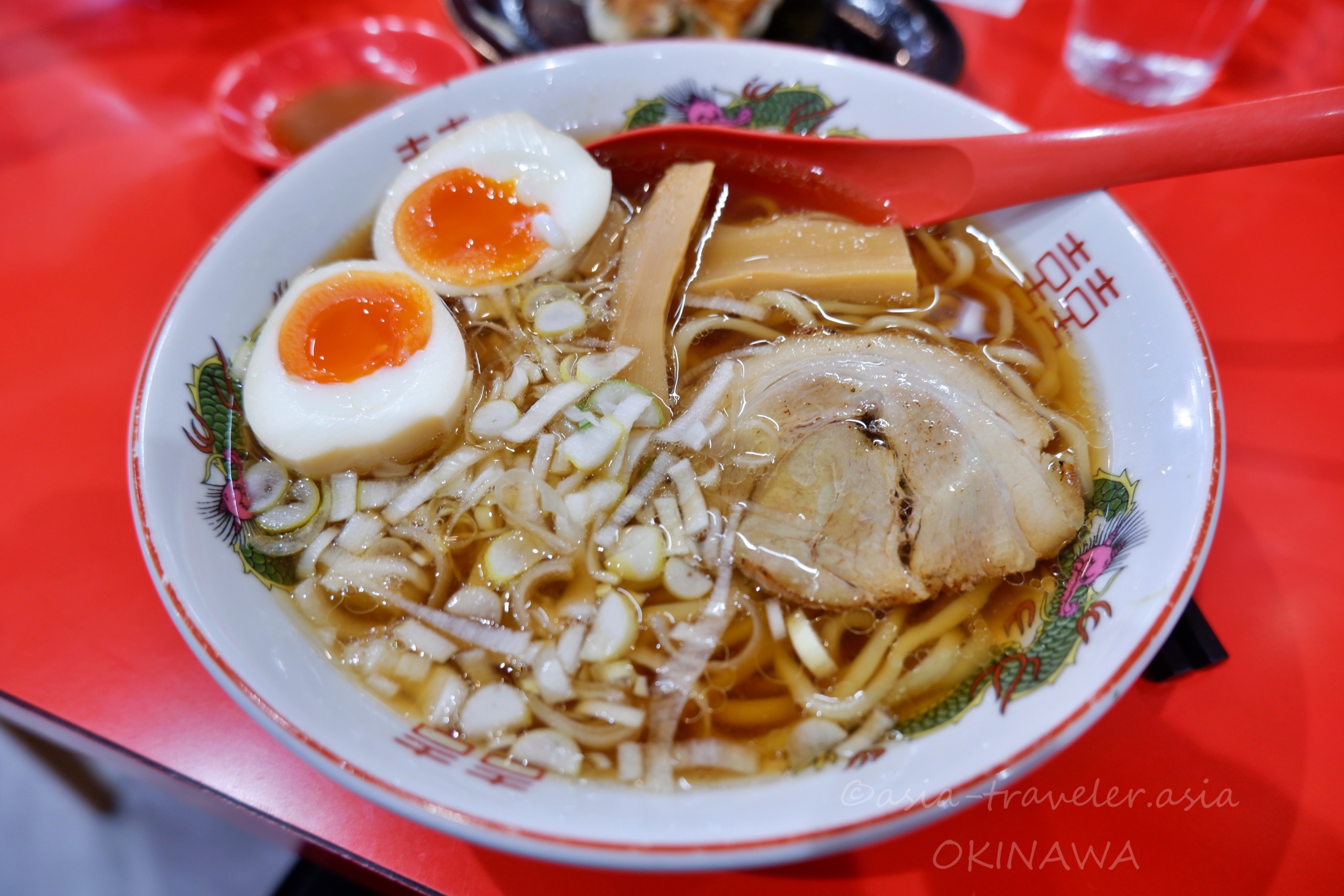 Agu豚久茂地店の中華麺・半熟味玉・チャーシュー入りラーメン