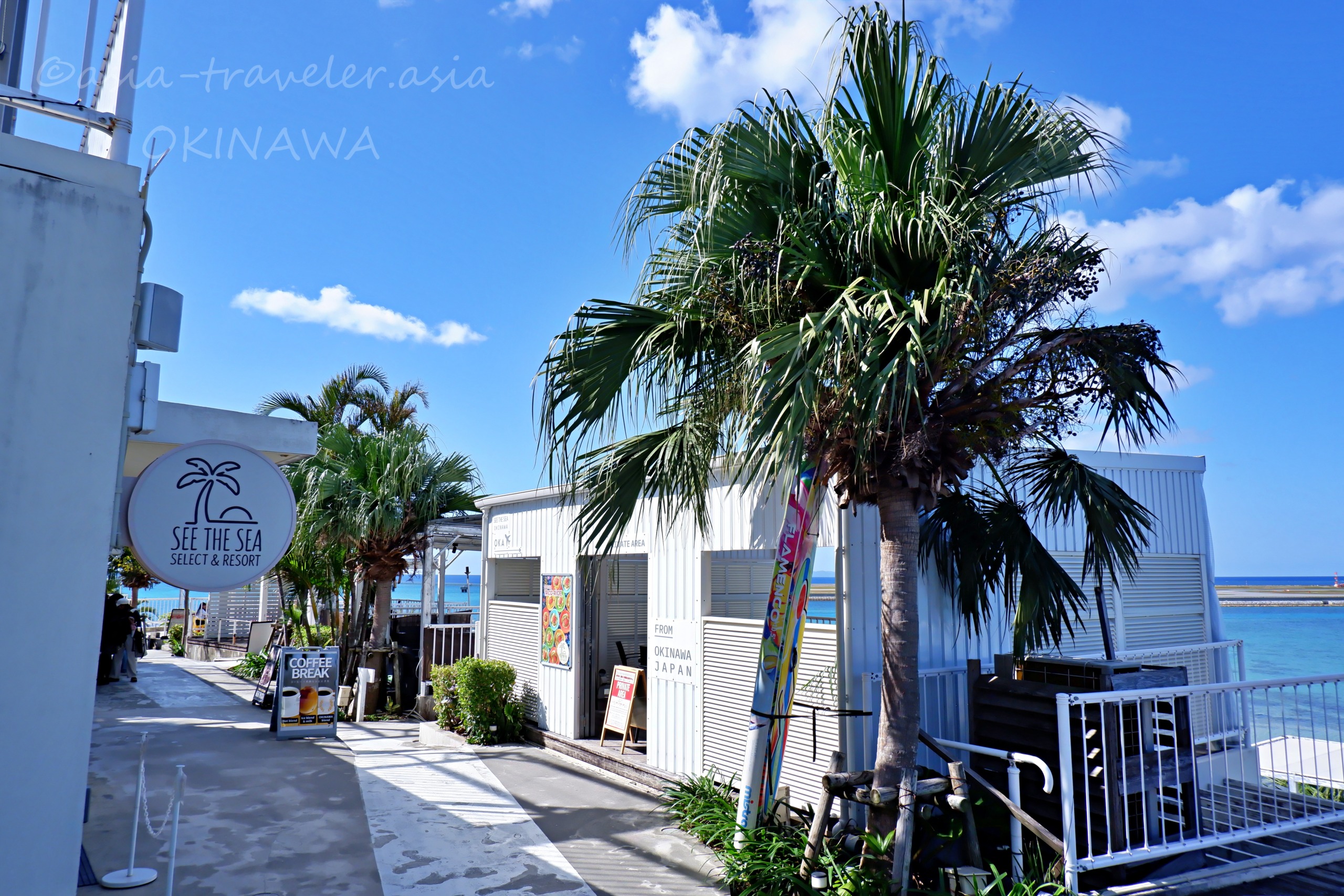 瀬長島ウミカジテラス前の白亜の建物とヤシの木