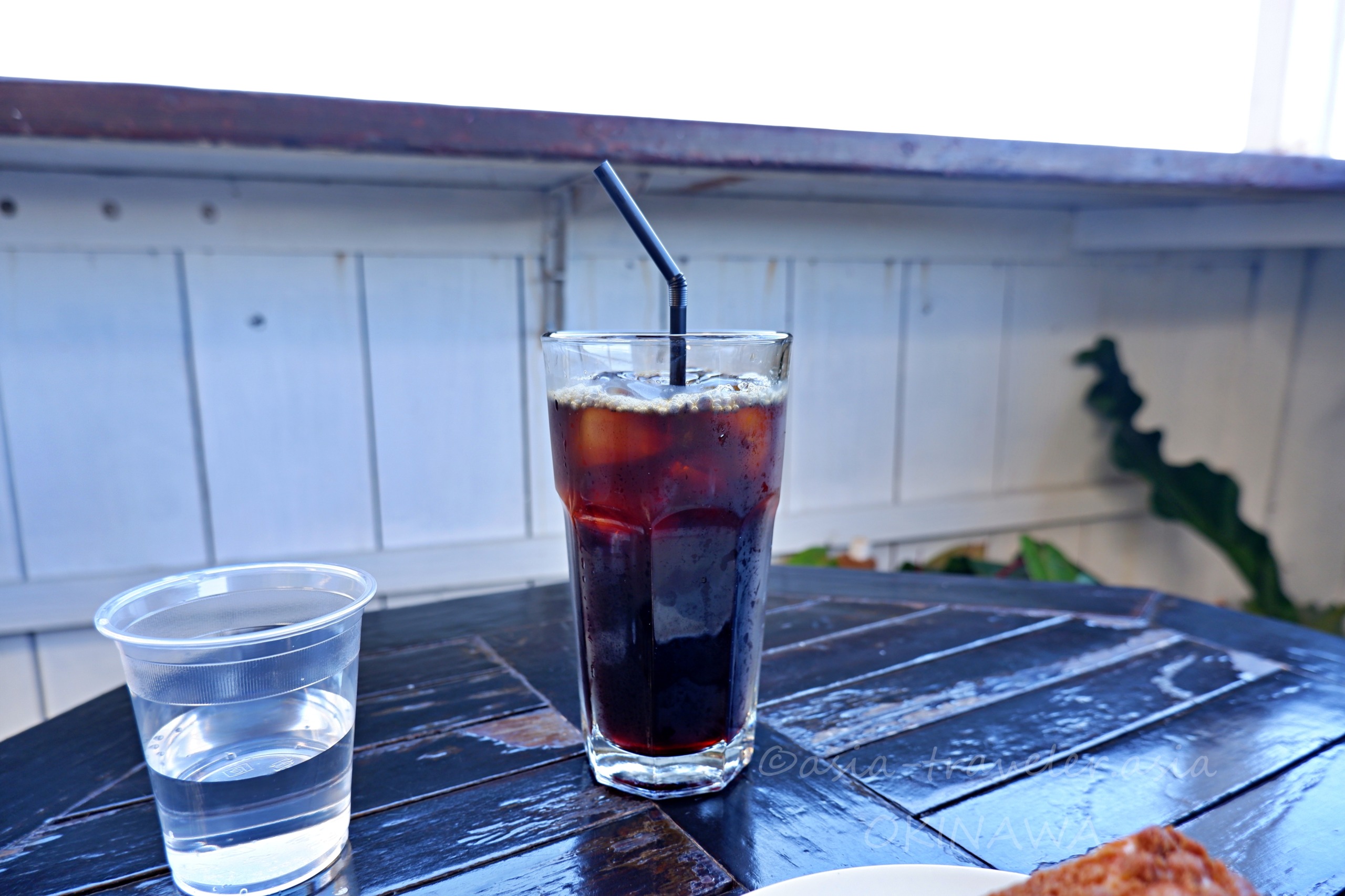 瀬長珈琲の瀬長ブレンドアイスコーヒーと水のグラス