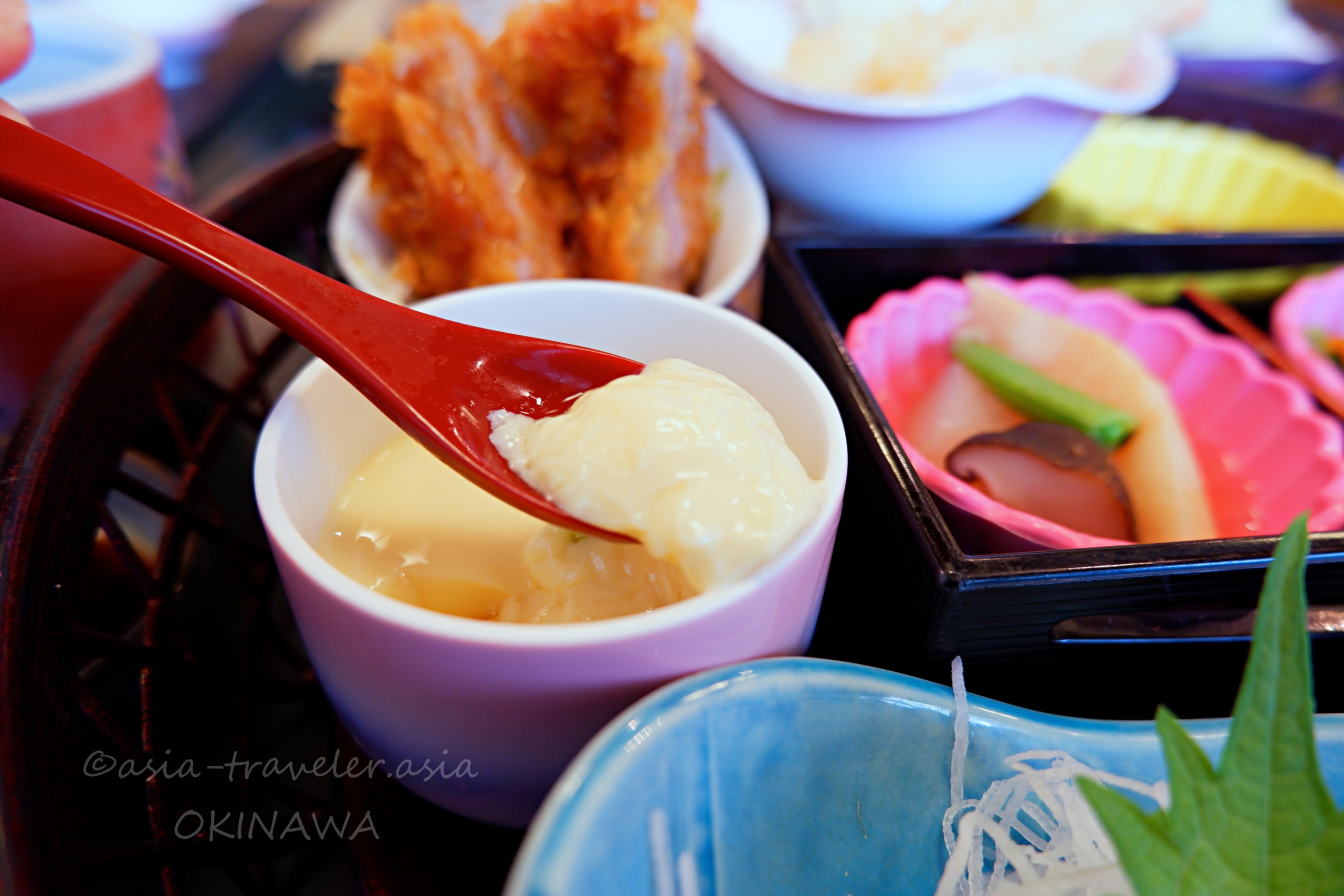 花かご御膳の茶碗蒸しを赤いレンゲで掬う那覇・和風亭