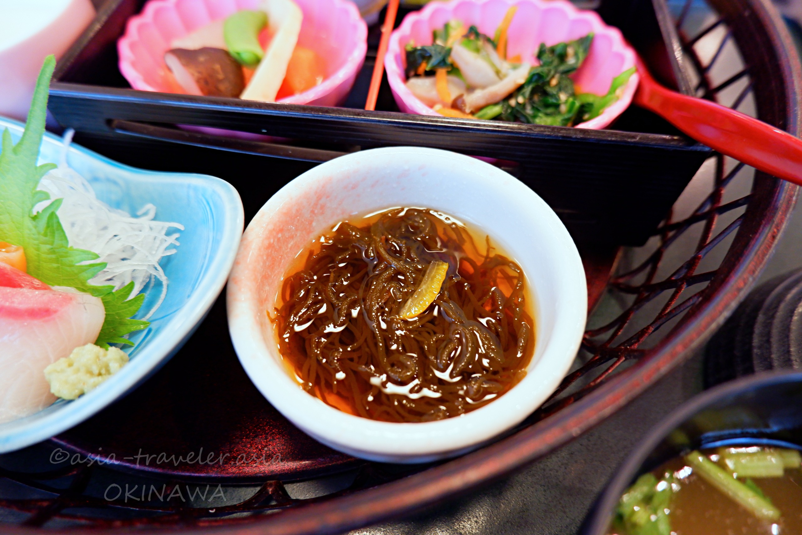 和風亭のもずく酢と小鉢が並ぶ大原御膳の一部