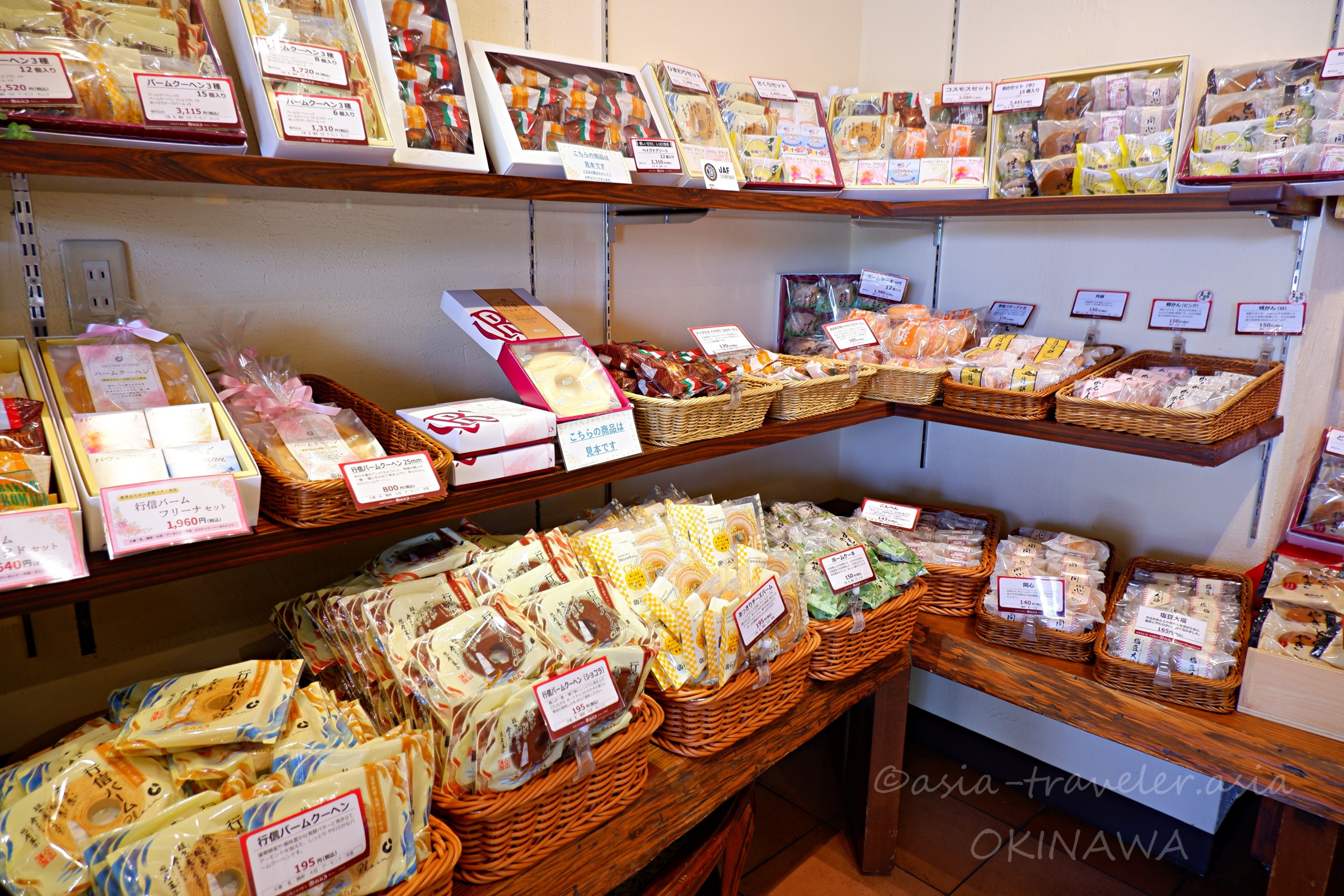 白バラ洋菓子店の店内に並ぶ焼き菓子とケーキの陳列棚