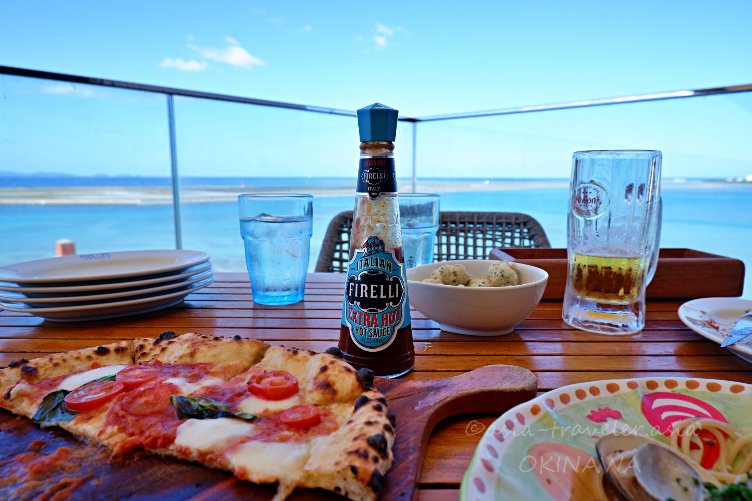 瀬長島ポジリポのテラス席でFIRELLIホットソースとピザ