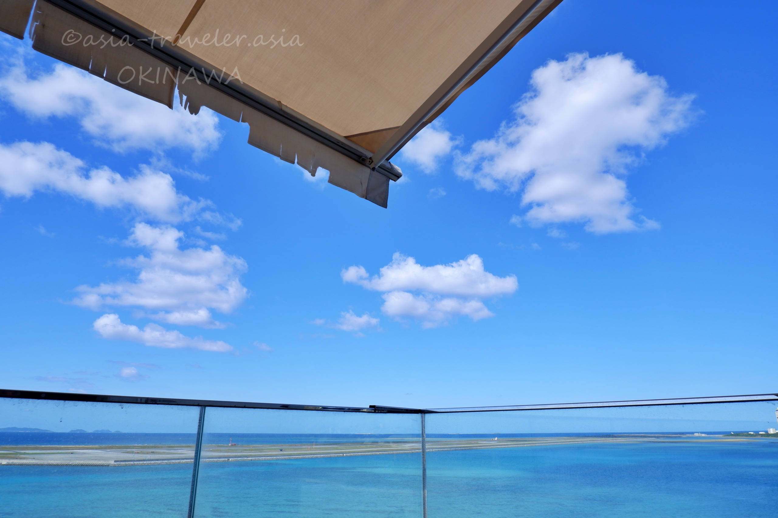 瀬長島ポジリポのテラスから望む沖縄の青い海と空