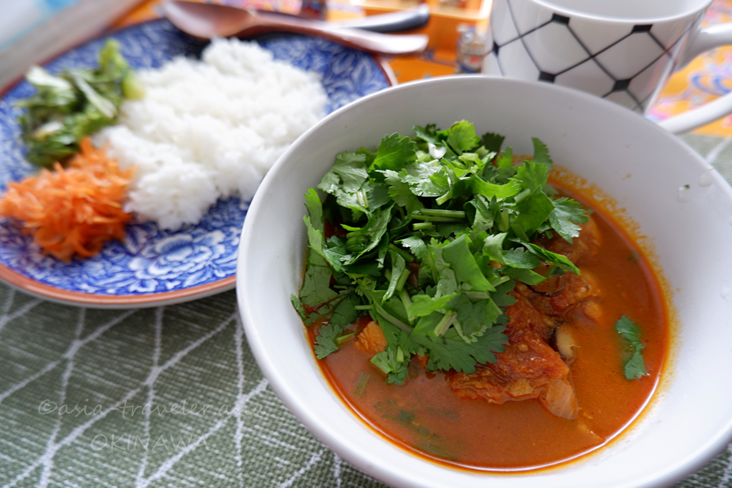パクチーたっぷりのアジアンスープとライスのプレート