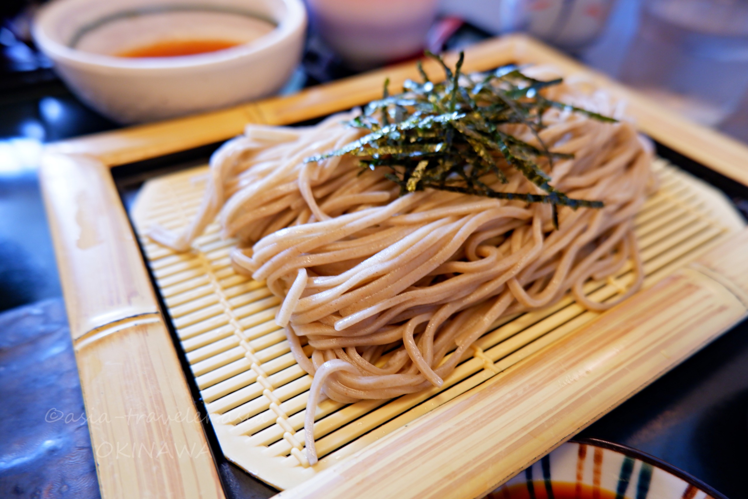 那覇・和風亭の大原御膳に含まれるざる蕎麦と刻み海苔