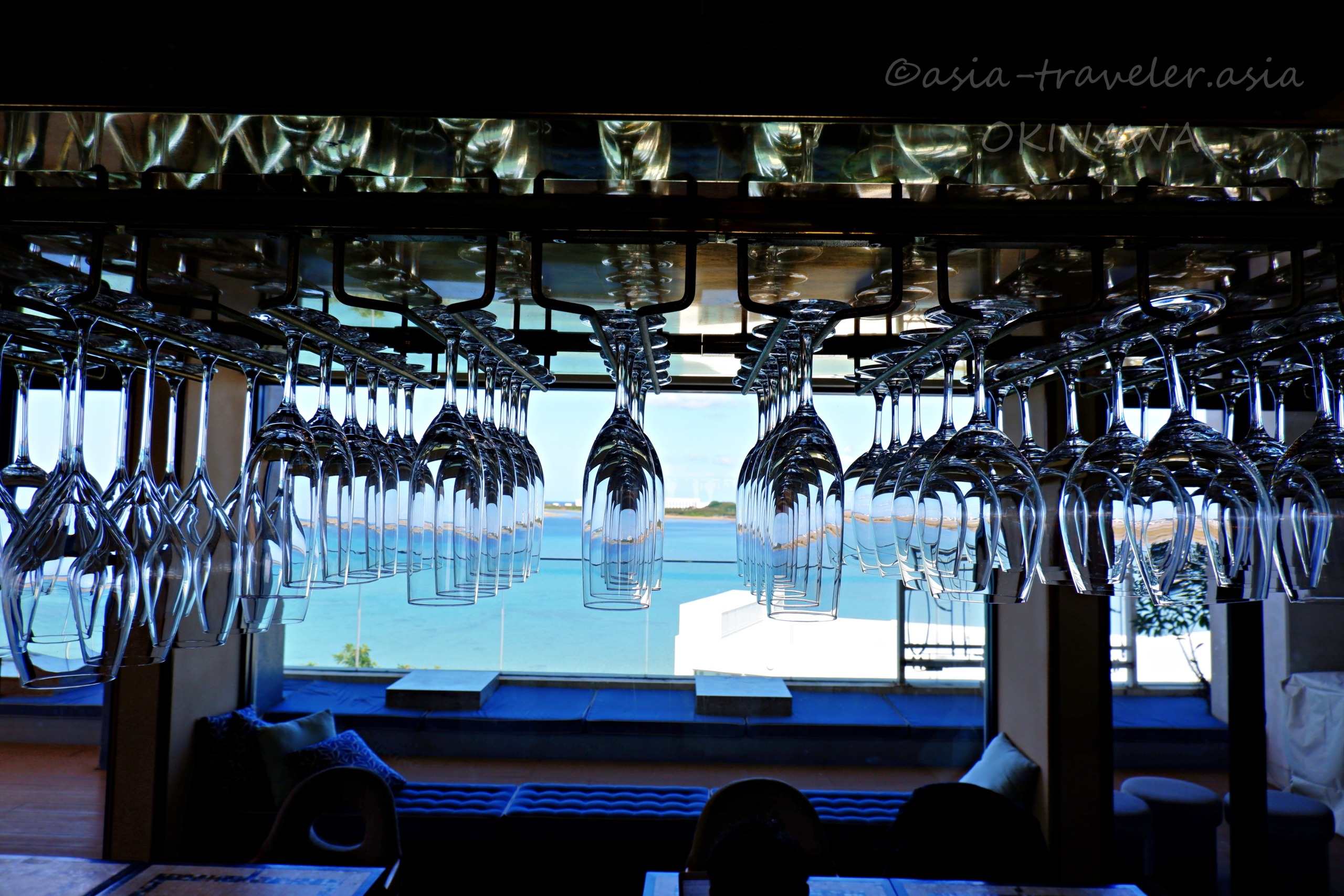 瀬長島ポジリポのワイングラスと沖縄の青い海の眺望