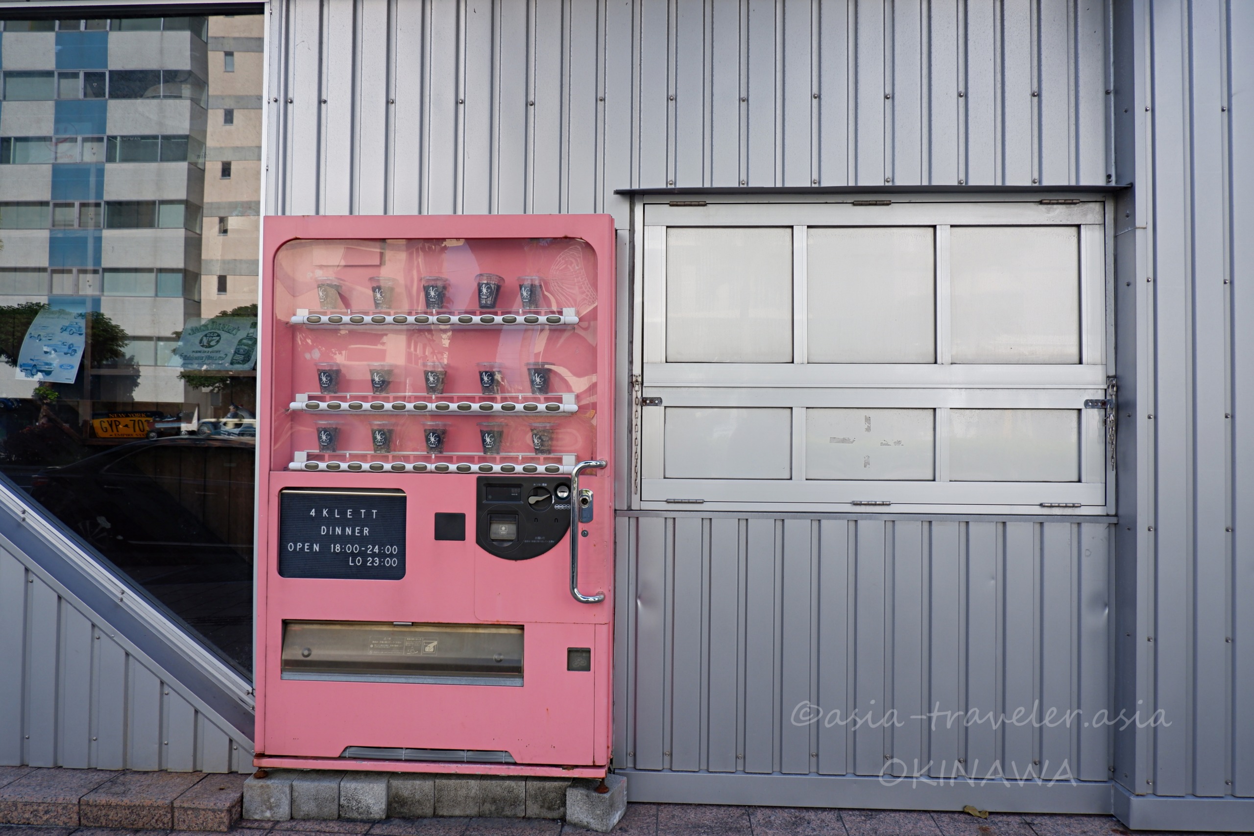 那覇・久茂地のピンク色の自販機が扉になったおしゃれな隠れ家レストラン