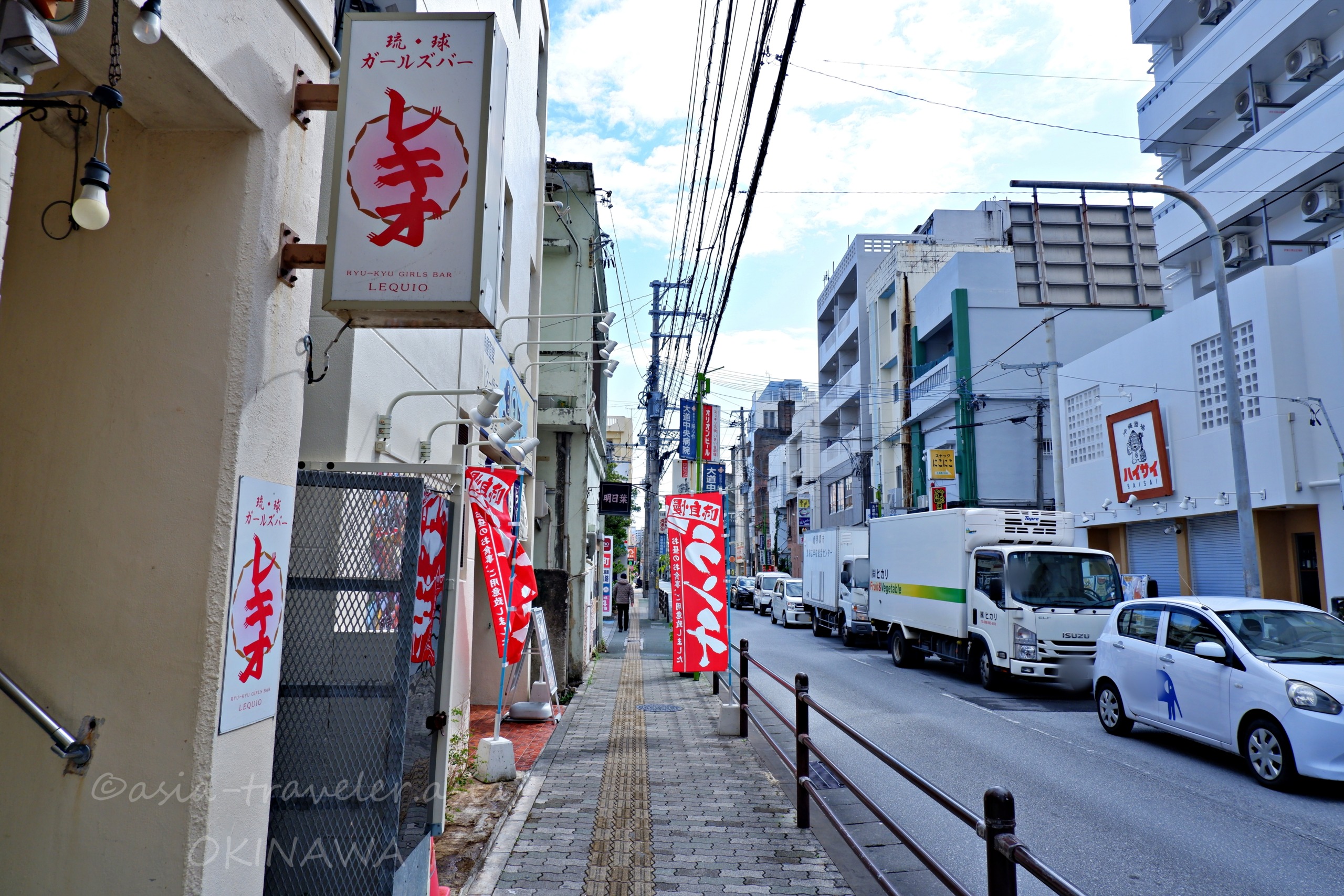 那覇・松川エリアの路地にある琉球ガールズバーレキオの看板と街並み