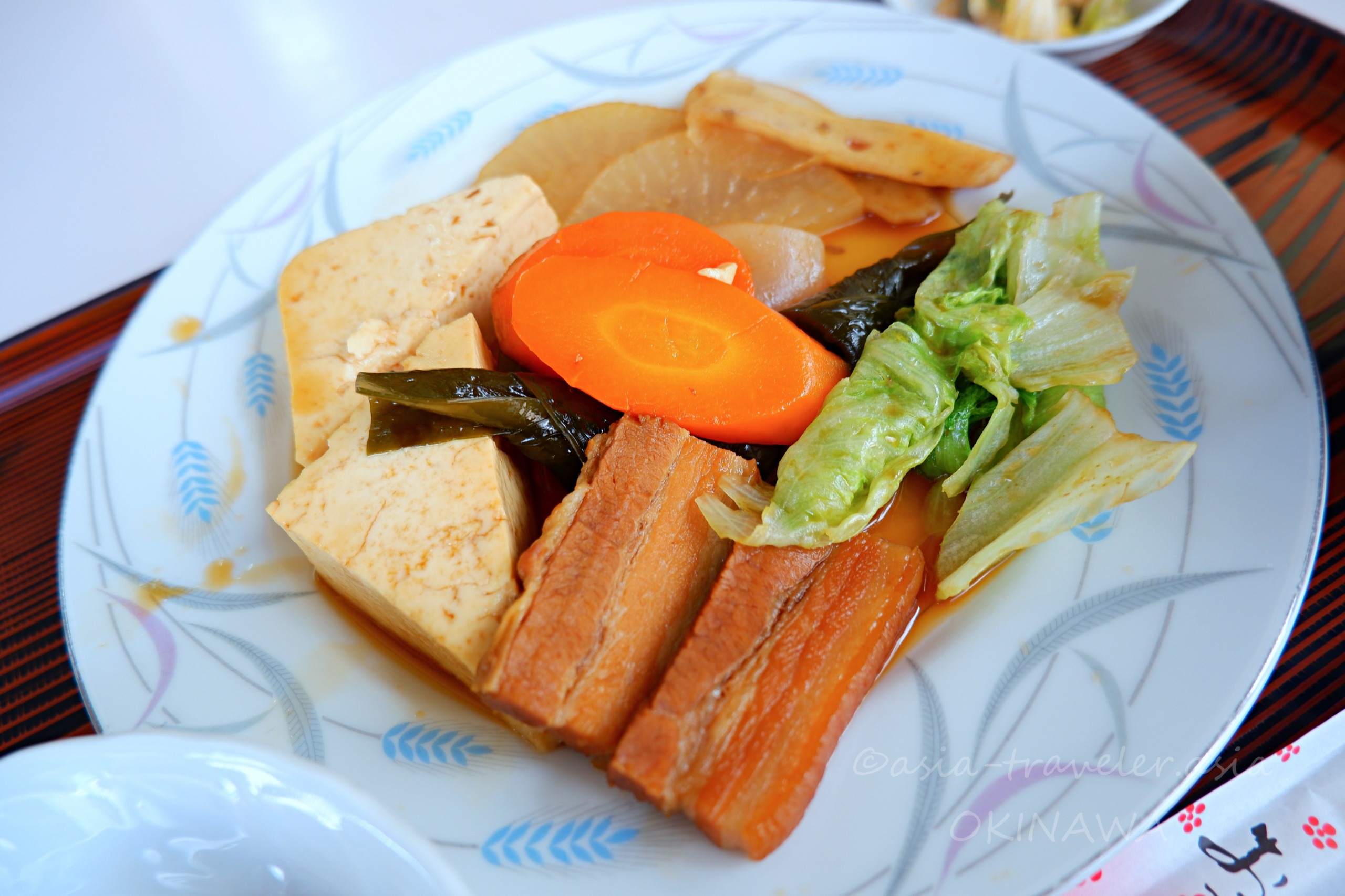 沖縄の煮付け定食・豆腐や根菜が盛られた大皿