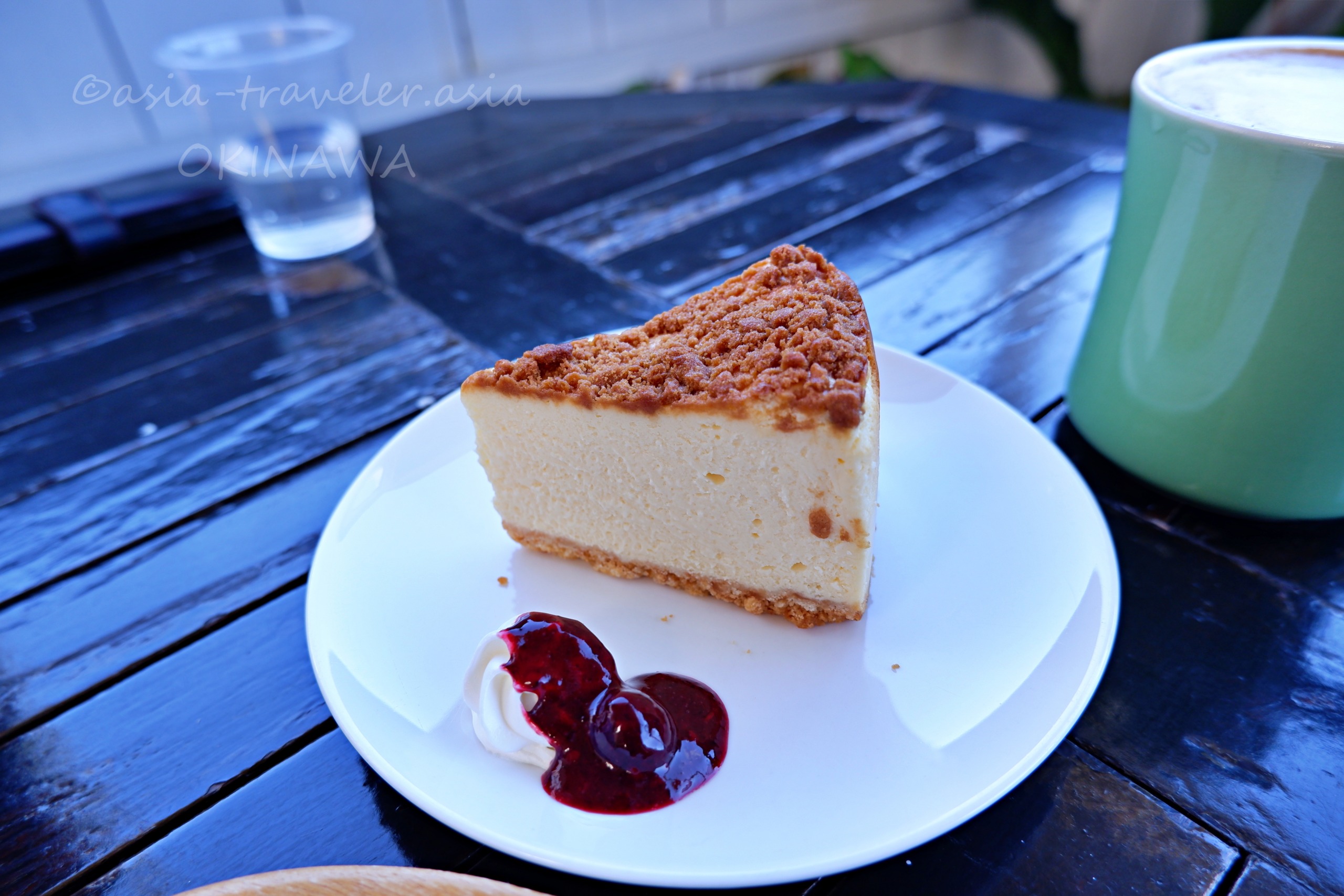 沖縄・瀬長珈琲の濃厚チーズケーキとベリーソース