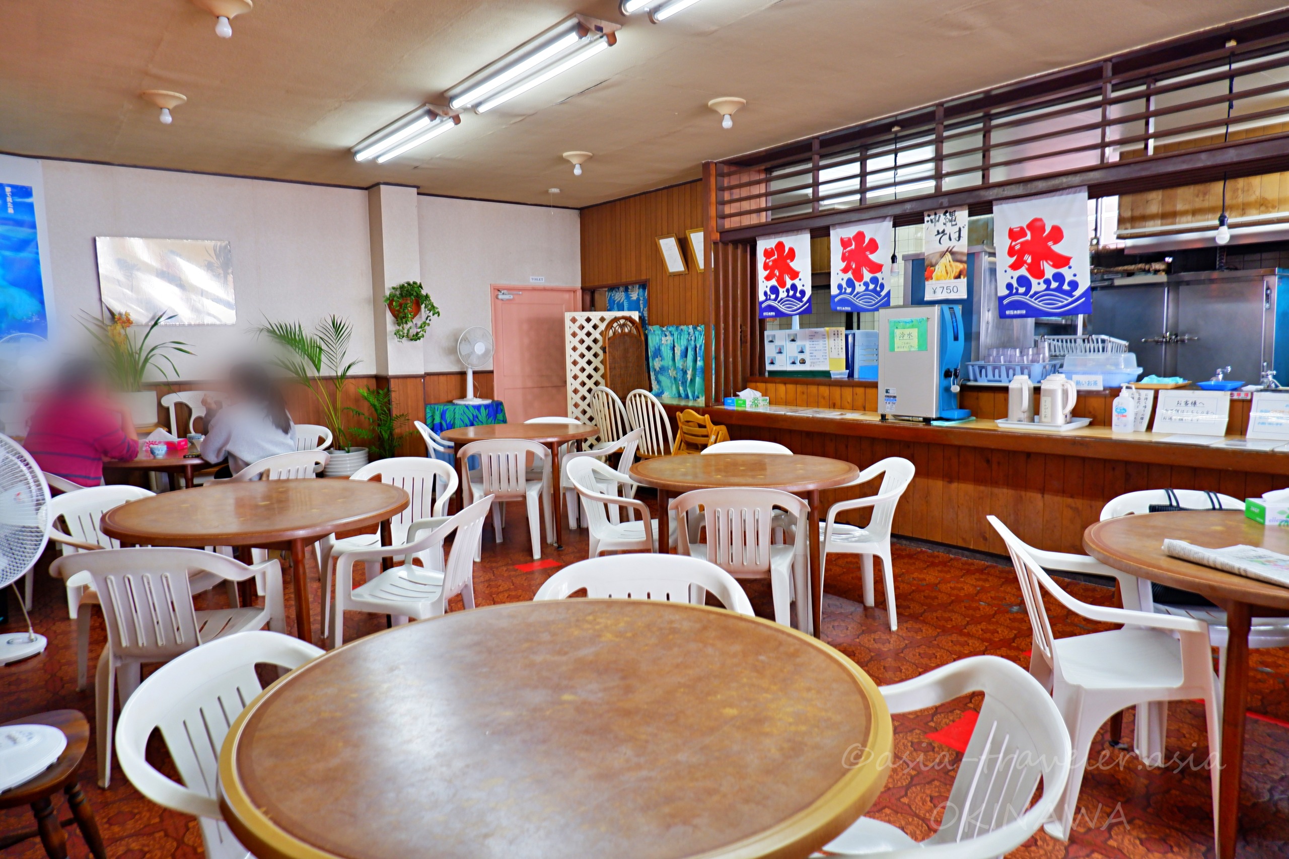 那覇・千日の海の家風レトロな店内席