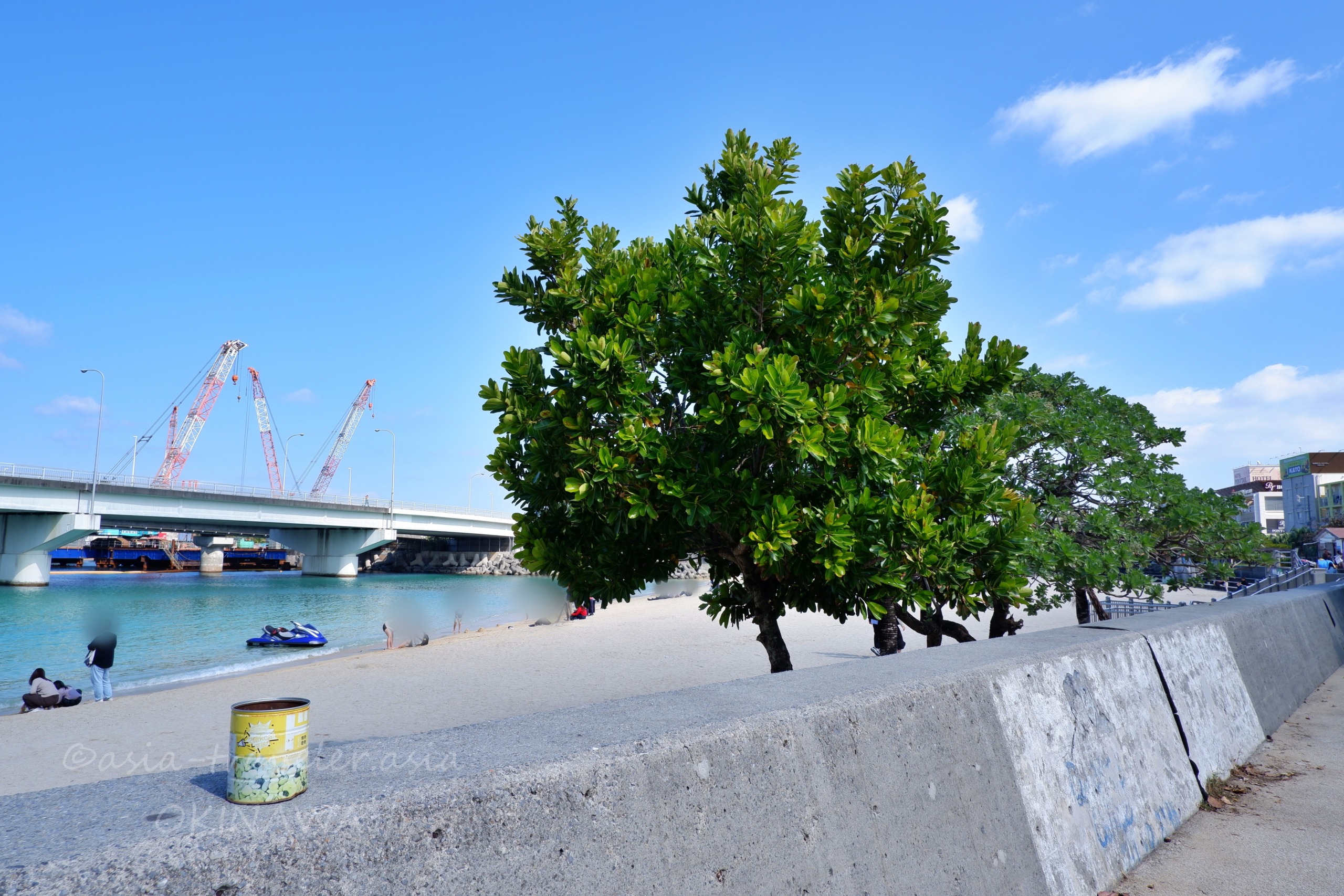 波の上ビーチの砂浜と橋が見える青空の風景