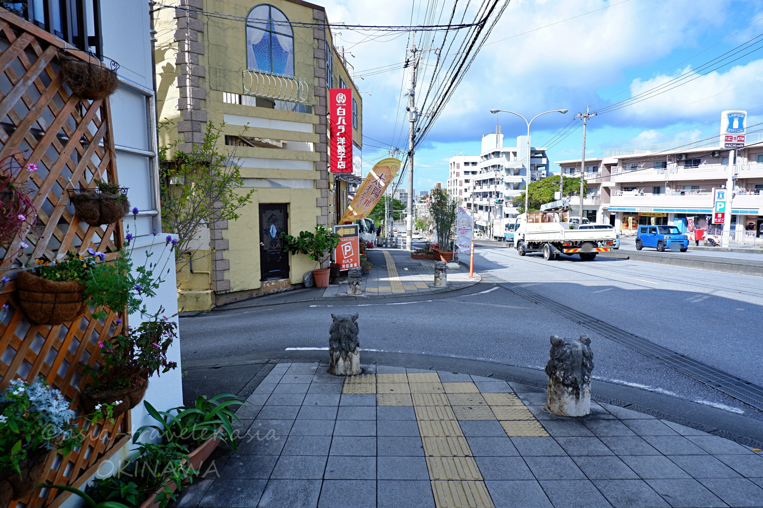 那覇・白バラ洋菓子店本店の外観とシーサー像