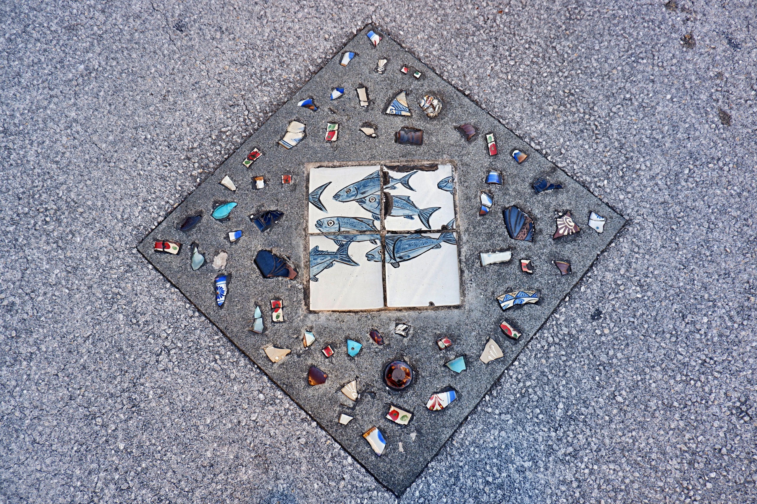 与儀公園周辺の歩道に埋め込まれた魚柄タイルのモザイクアート