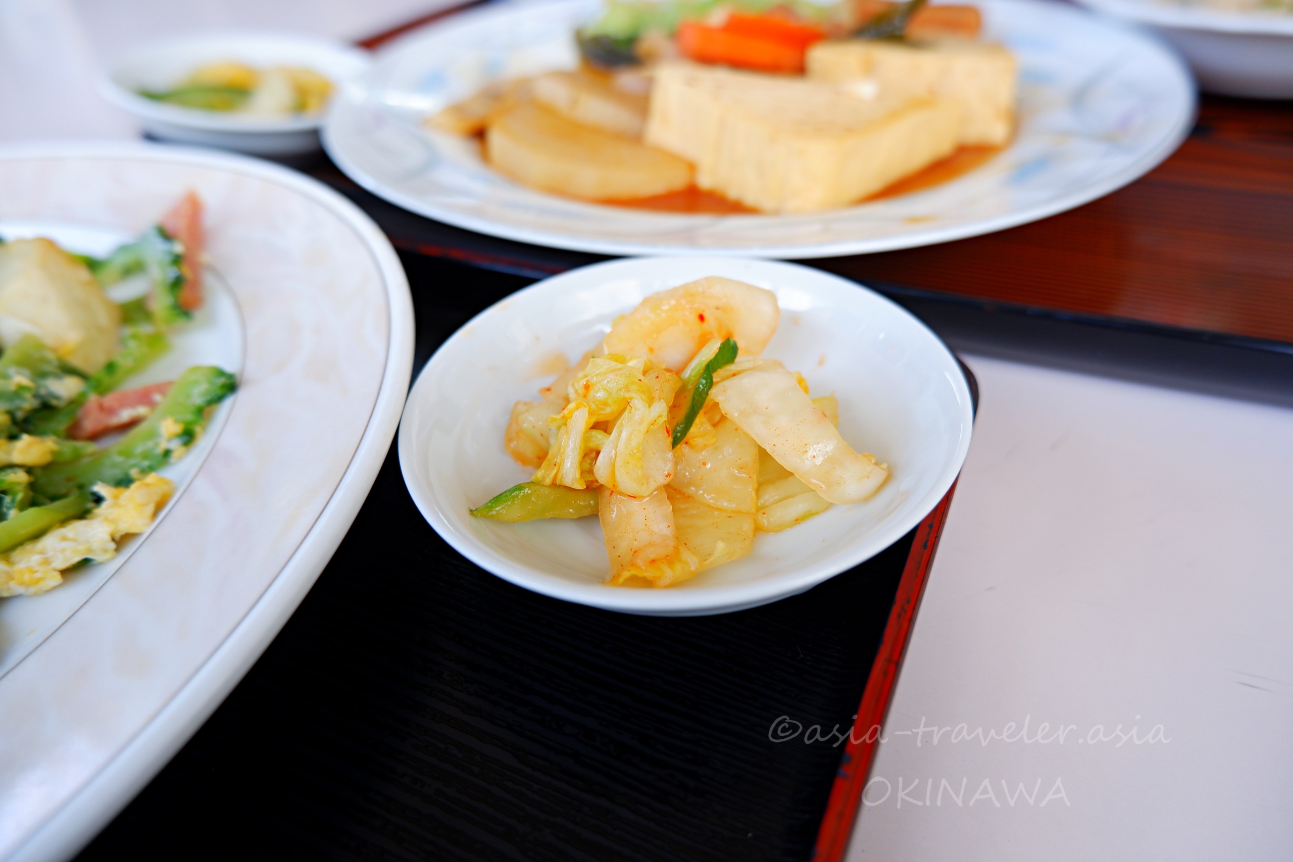 キムチ風味のお新香が小皿に盛られた沖縄定食の小鉢