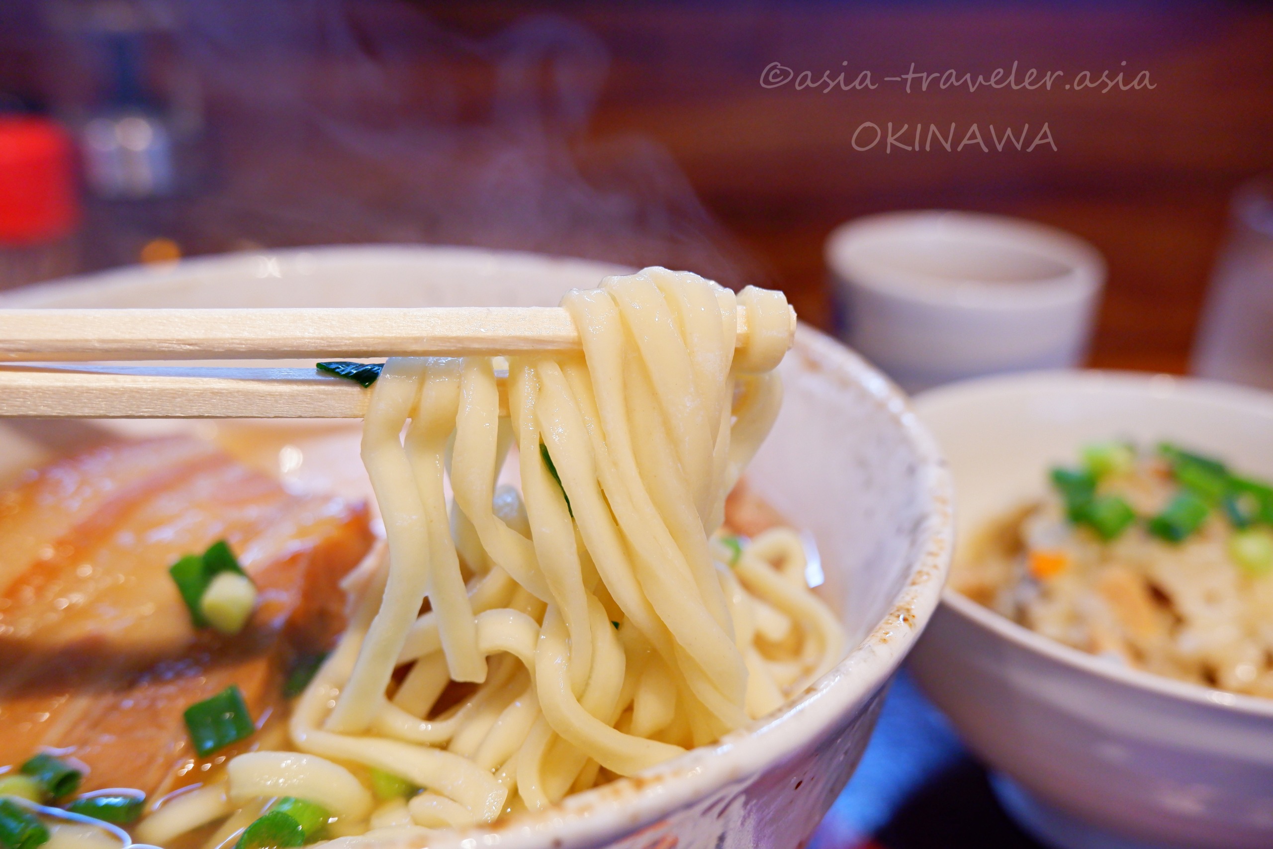 麺屋あんの自家製生麺を箸で持ち上げる沖縄そば