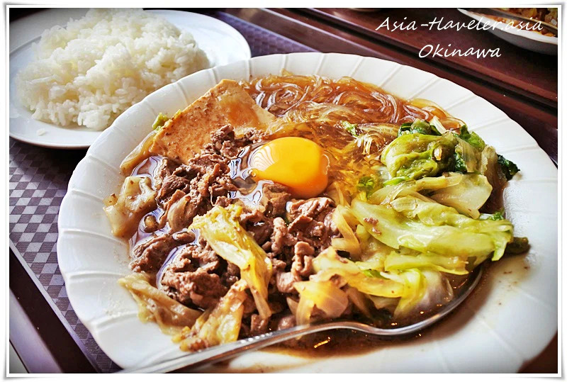 沖縄食堂のスキヤキ定食（生卵・白飯付き）