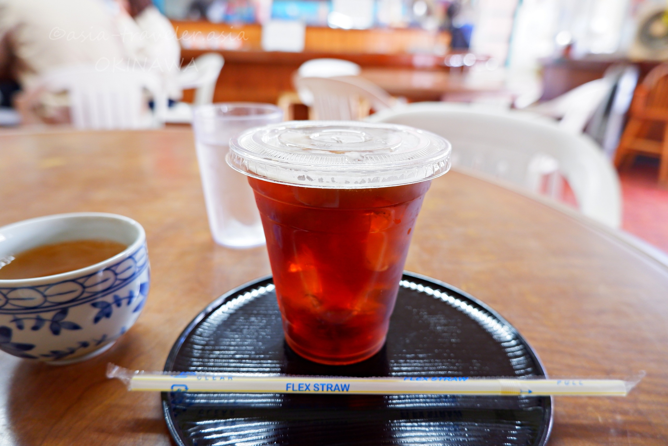 那覇・千日のアイスコーヒーとトレイに添えられたストロー