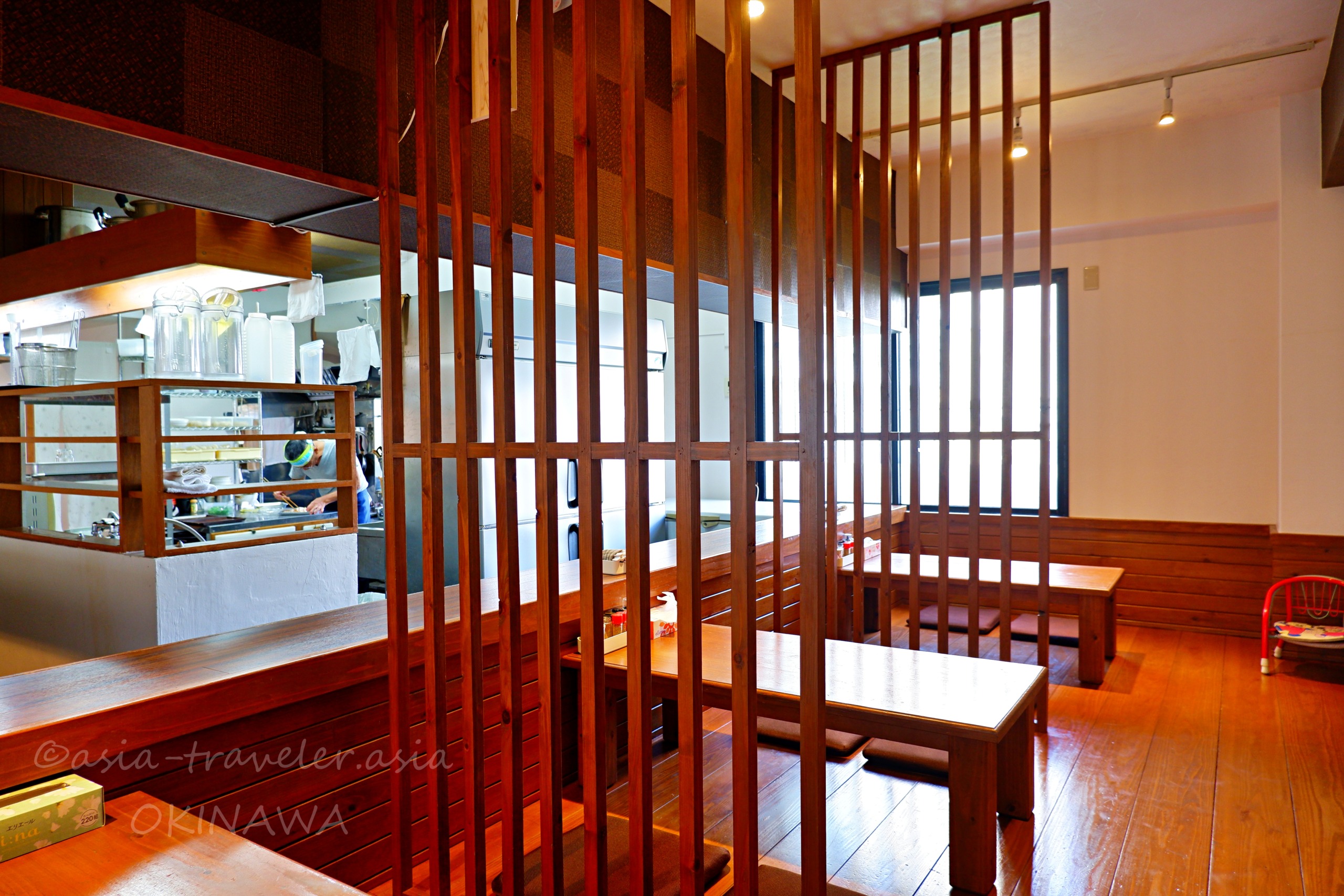 麺屋あんの木格子仕切りと小上がり席がある落ち着いた店内